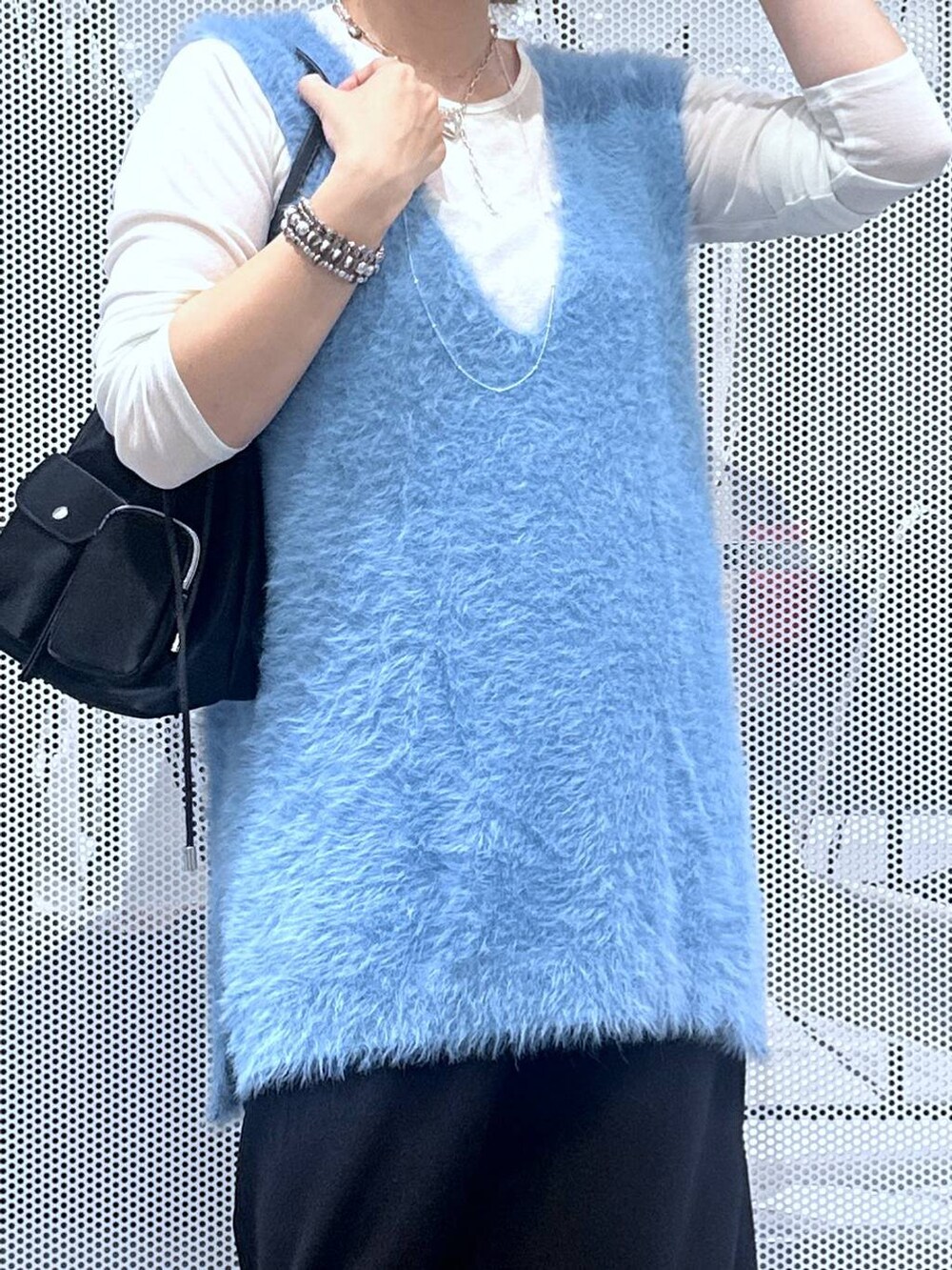 ホワイト系のTシャツ/カットソー、ブラック系のスカート、ブルー系のベストを着用したレディースの秋コーディネートの4枚目の写真