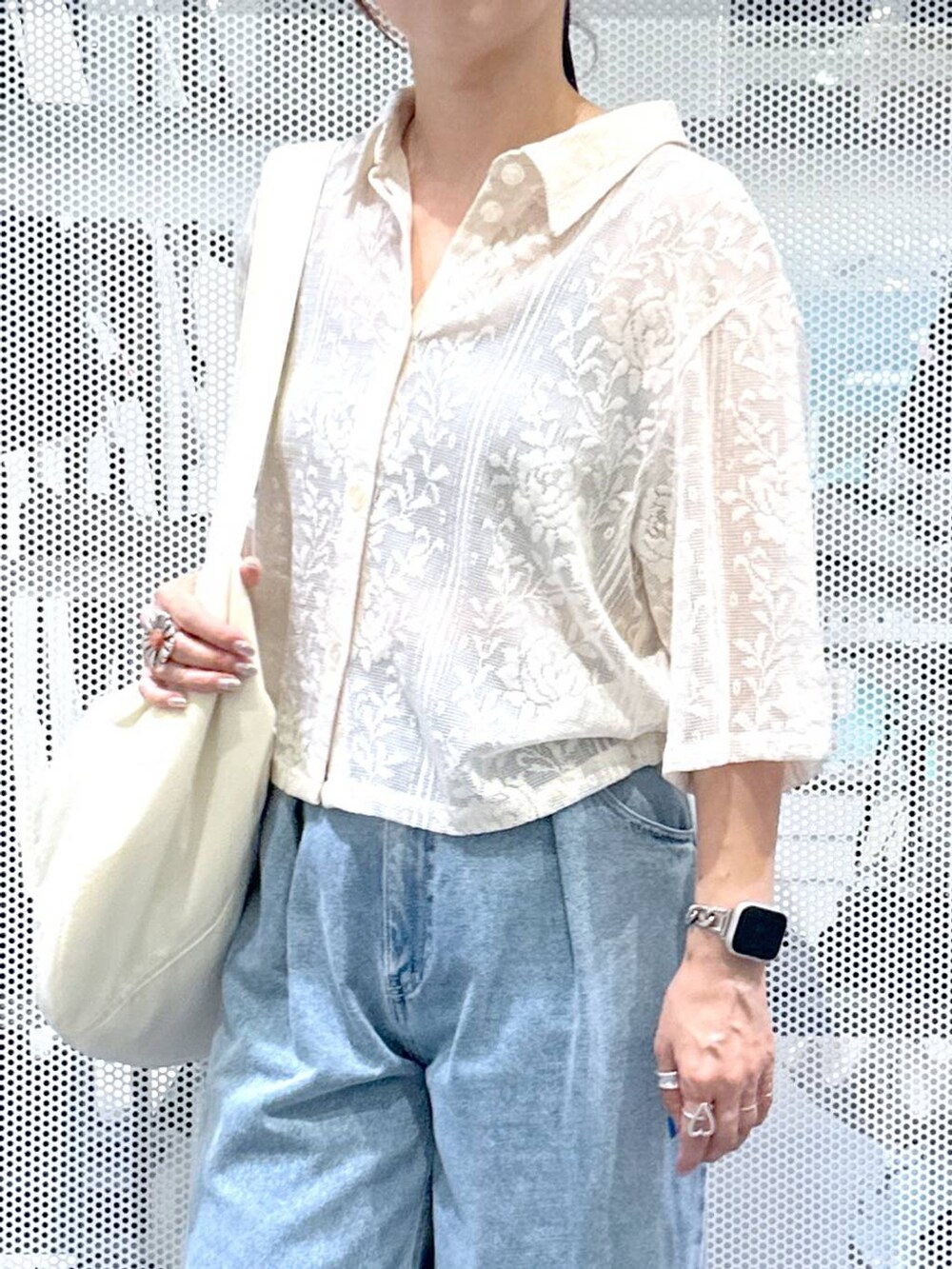 ベージュ系のシャツ/ブラウス、ブルー系のデニムパンツ、ホワイト系のショルダーバッグを着用したレディースの夏コーディネートの5枚目の写真