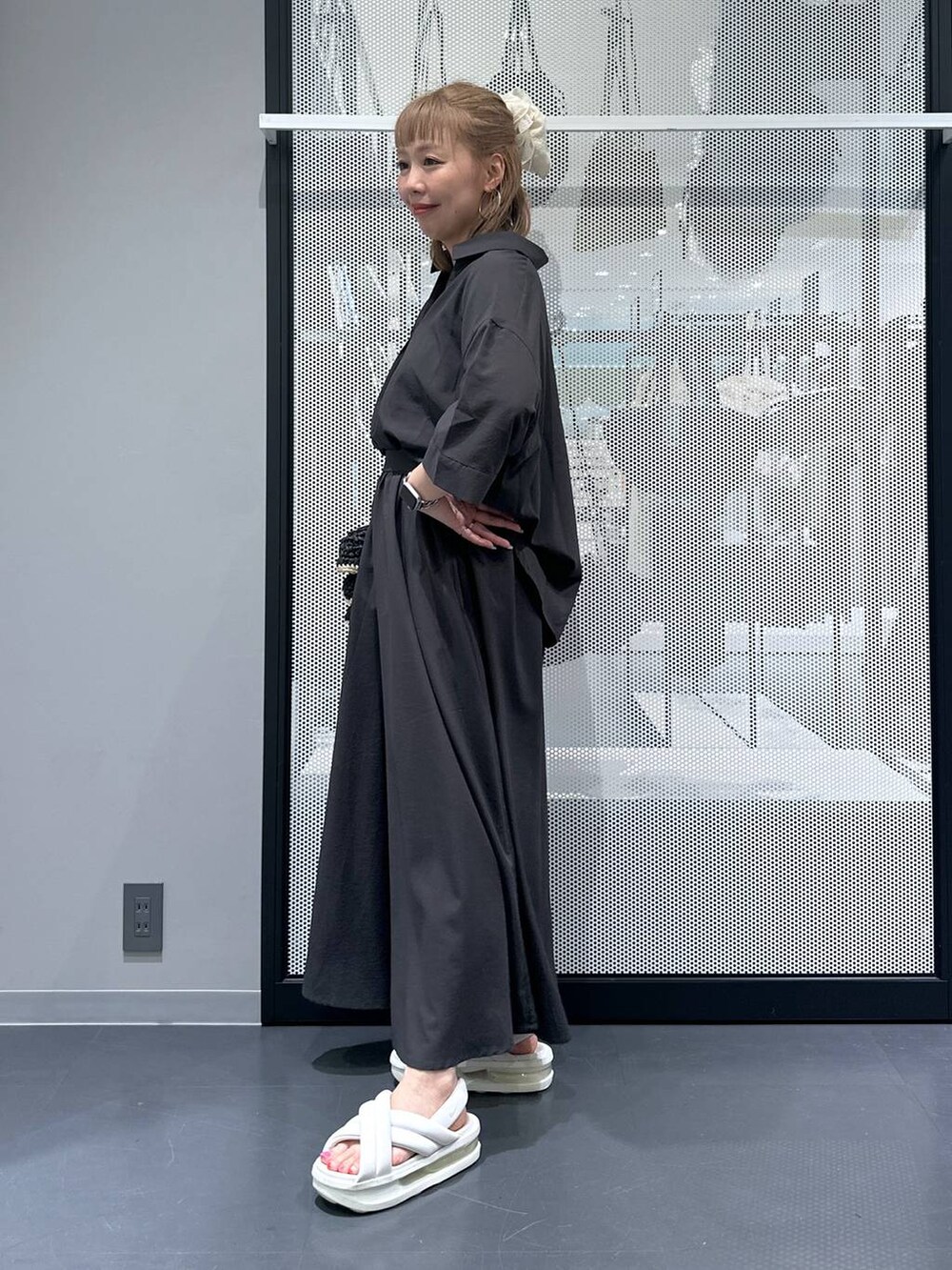 ブラック系のショルダーバッグ、グレー系のその他パンツ、グレー系のシャツ/ブラウスを着用したレディースの夏コーディネートの2枚目の写真