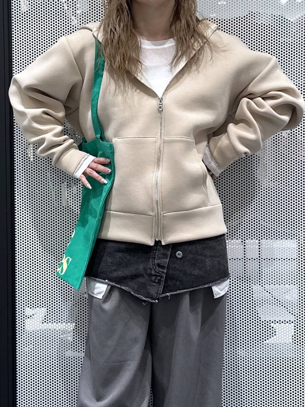 ホワイト系のTシャツ/カットソー、グリーン系のトートバッグ、ベージュ系のその他シューズを着用したレディースの冬コーディネートの7枚目の写真