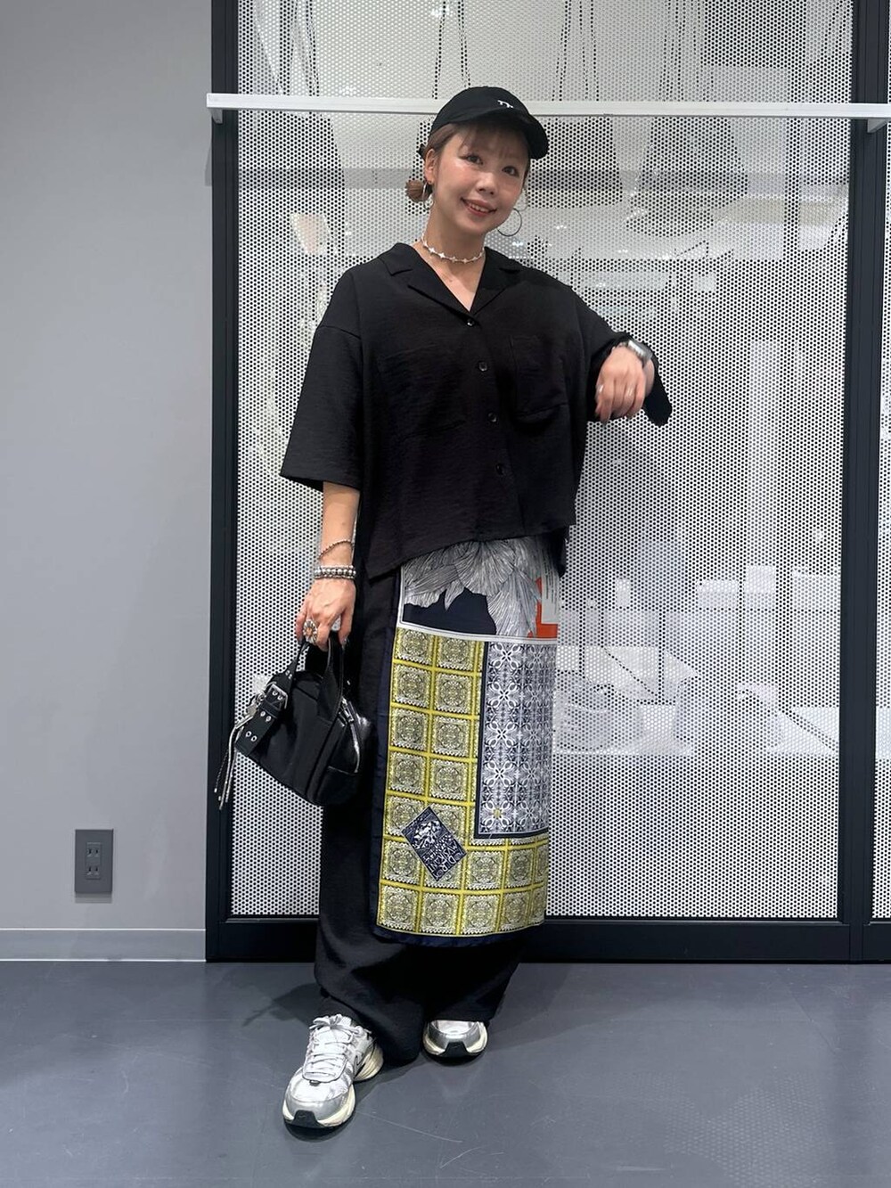 ブラック系のその他パンツ、ブラック系のシャツ/ブラウス、ブラック系のショルダーバッグを着用したレディースの夏コーディネートの2枚目の写真