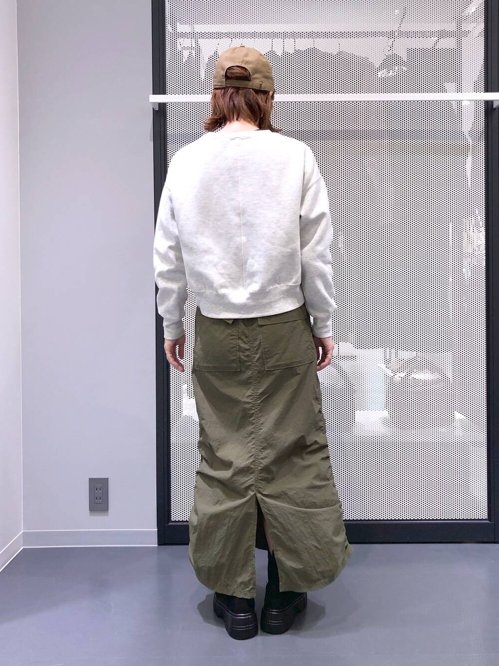 ブラック系のバックパック/リュック、グリーン系のスカート、ブラック系のベストを着用したレディースの冬コーディネートの3枚目の写真