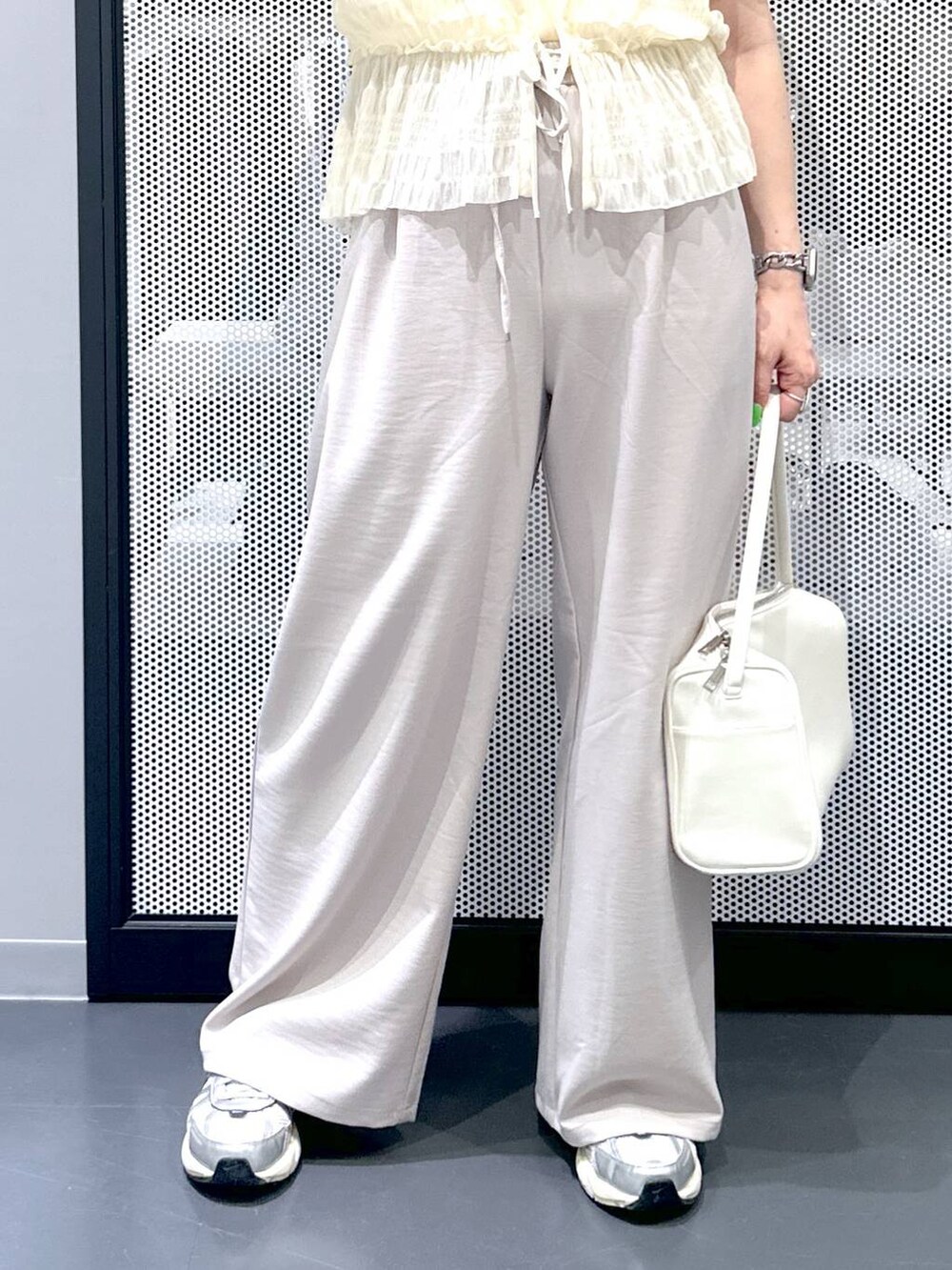 ホワイト系のショルダーバッグ、ホワイト系のカーディガン/ボレロ、ベージュ系のその他パンツを着用したレディースの春コーディネートの5枚目の写真