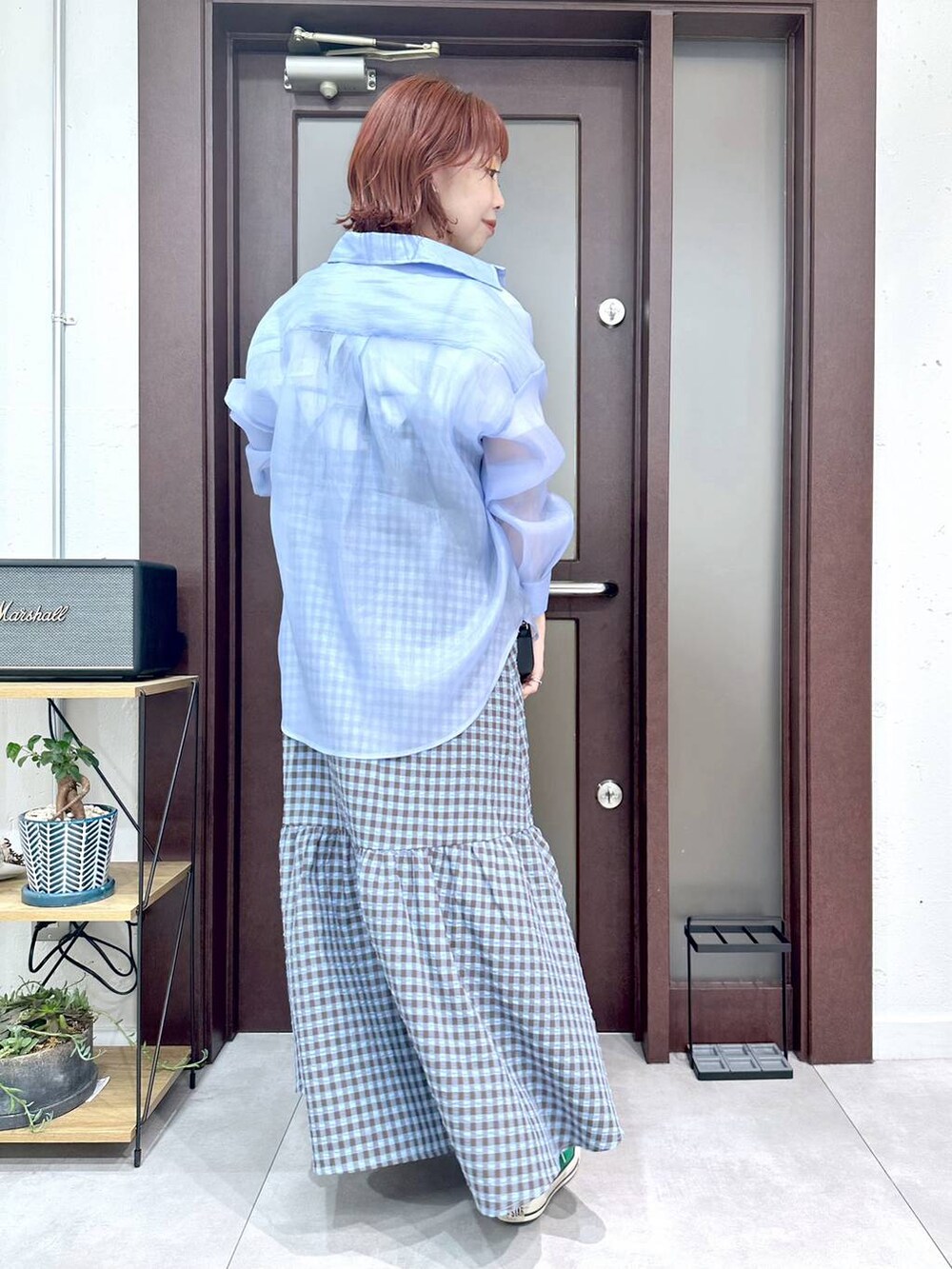 ブルー系のシャツ/ブラウス、ブルー系のワンピース、グリーン系のスニーカーを着用したレディースの春コーディネートの3枚目の写真