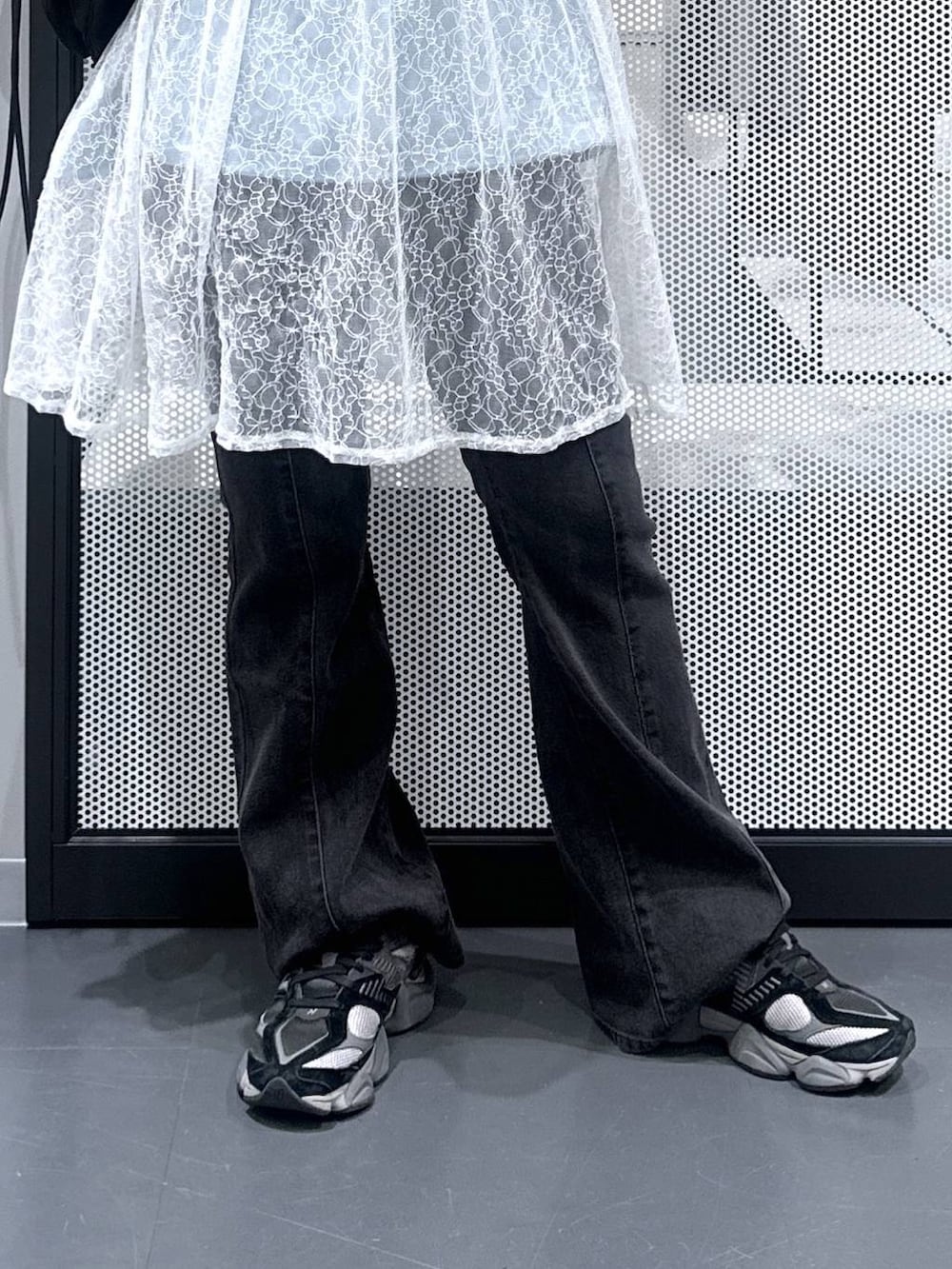 ブラック系のデニムパンツ、ブラック系のバックパック/リュック、ホワイト系のワンピースを着用したレディースの夏コーディネートの5枚目の写真