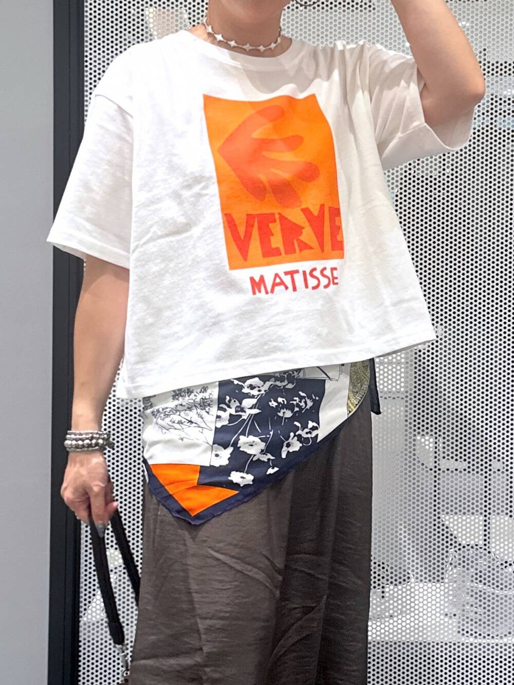 ブラウン系のショルダーバッグ、グレー系のスカート、その他のピアス（両耳用）を着用したレディースの夏コーディネートの3枚目の写真