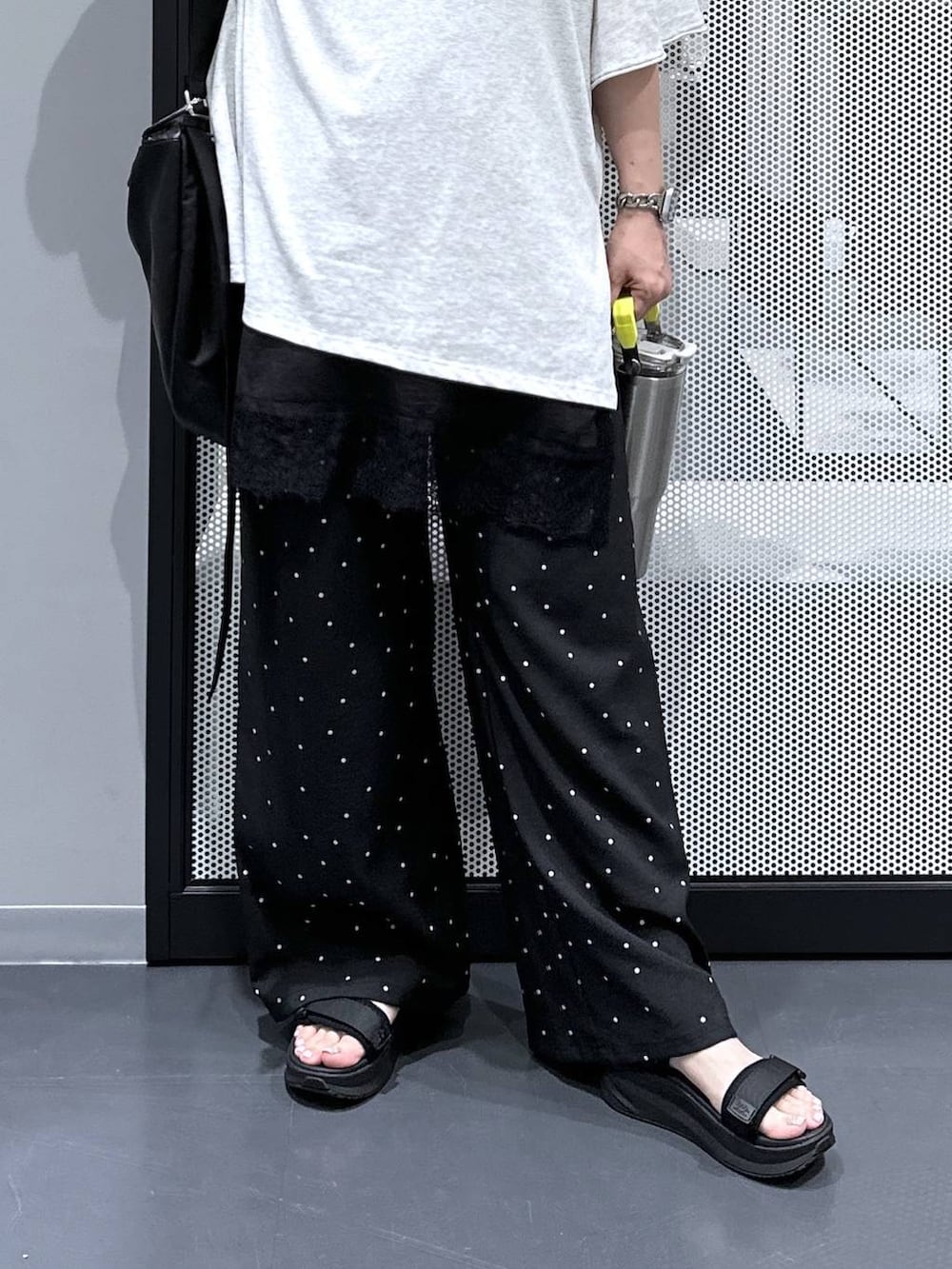 その他のその他パンツ、ブラック系のワンピース、ブラック系のショルダーバッグを着用したレディースの夏コーディネートの5枚目の写真