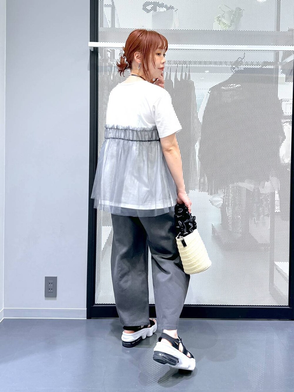 グレー系のその他パンツ、グレー系のTシャツ/カットソー、ホワイト系のショルダーバッグを着用したレディースの夏コーディネートの3枚目の写真