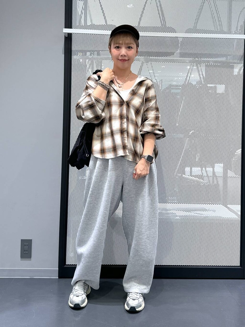 ホワイト系のタンクトップ、ブラウン系のシャツ/ブラウス、グレー系のスウェットパンツを着用したレディースの秋コーディネートの2枚目の写真