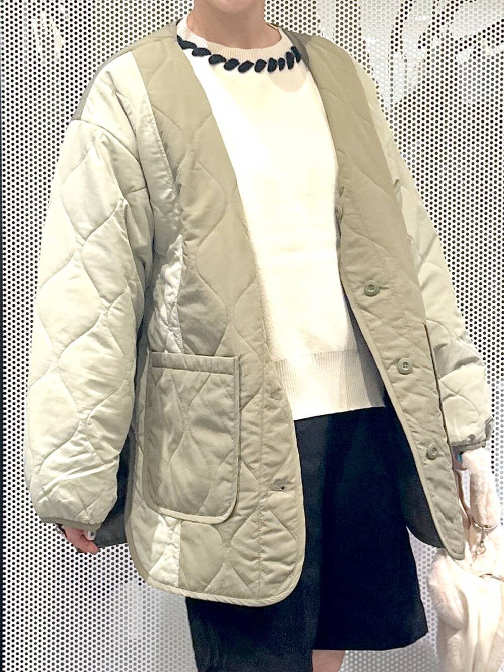 ブラック系のその他パンツ、ホワイト系のショルダーバッグ、ブラック系のブーツを着用したレディースの秋コーディネートの8枚目の写真