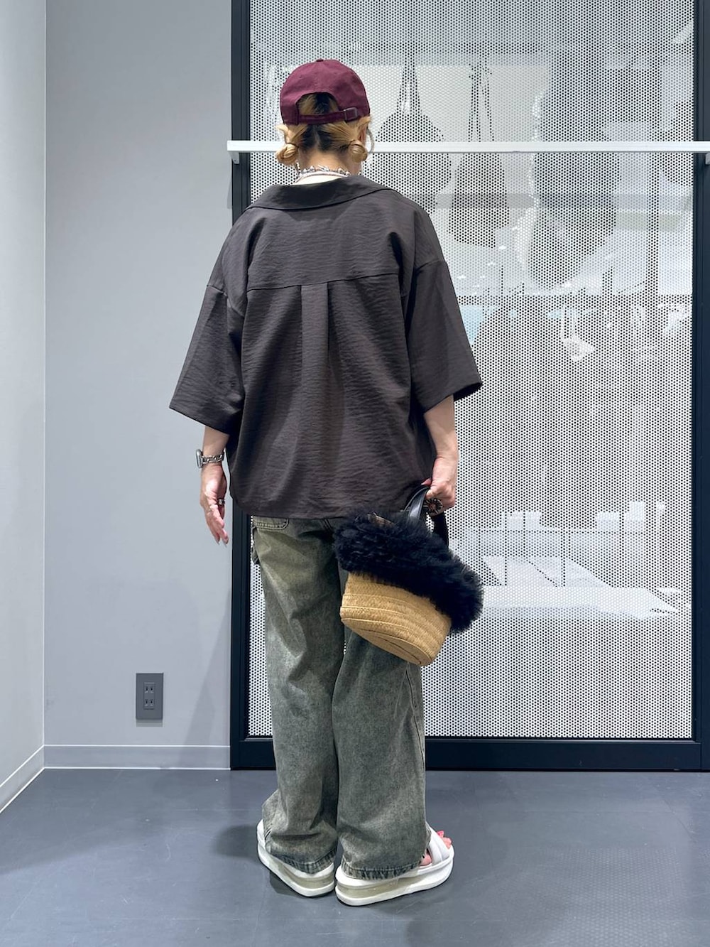 ベージュ系のショルダーバッグ、グレー系のシャツ/ブラウス、ホワイト系のTシャツ/カットソーを着用したレディースの夏コーディネートの3枚目の写真