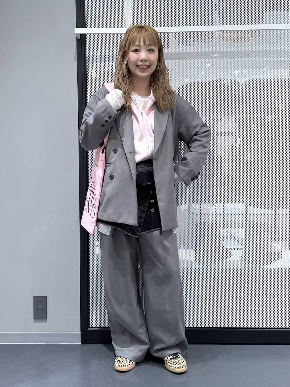 ホワイト系のTシャツ/カットソー、ピンク系のトートバッグ、ベージュ系のスニーカーを着用したレディースの春コーディネートの6枚目の写真