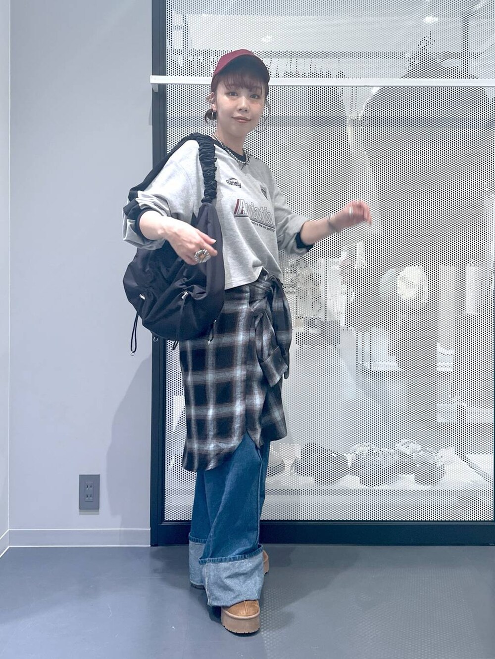 ブラック系のショルダーバッグ、ブルー系のデニムパンツ、ブルー系のシャツ/ブラウスを着用したレディースの秋コーディネートの3枚目の写真