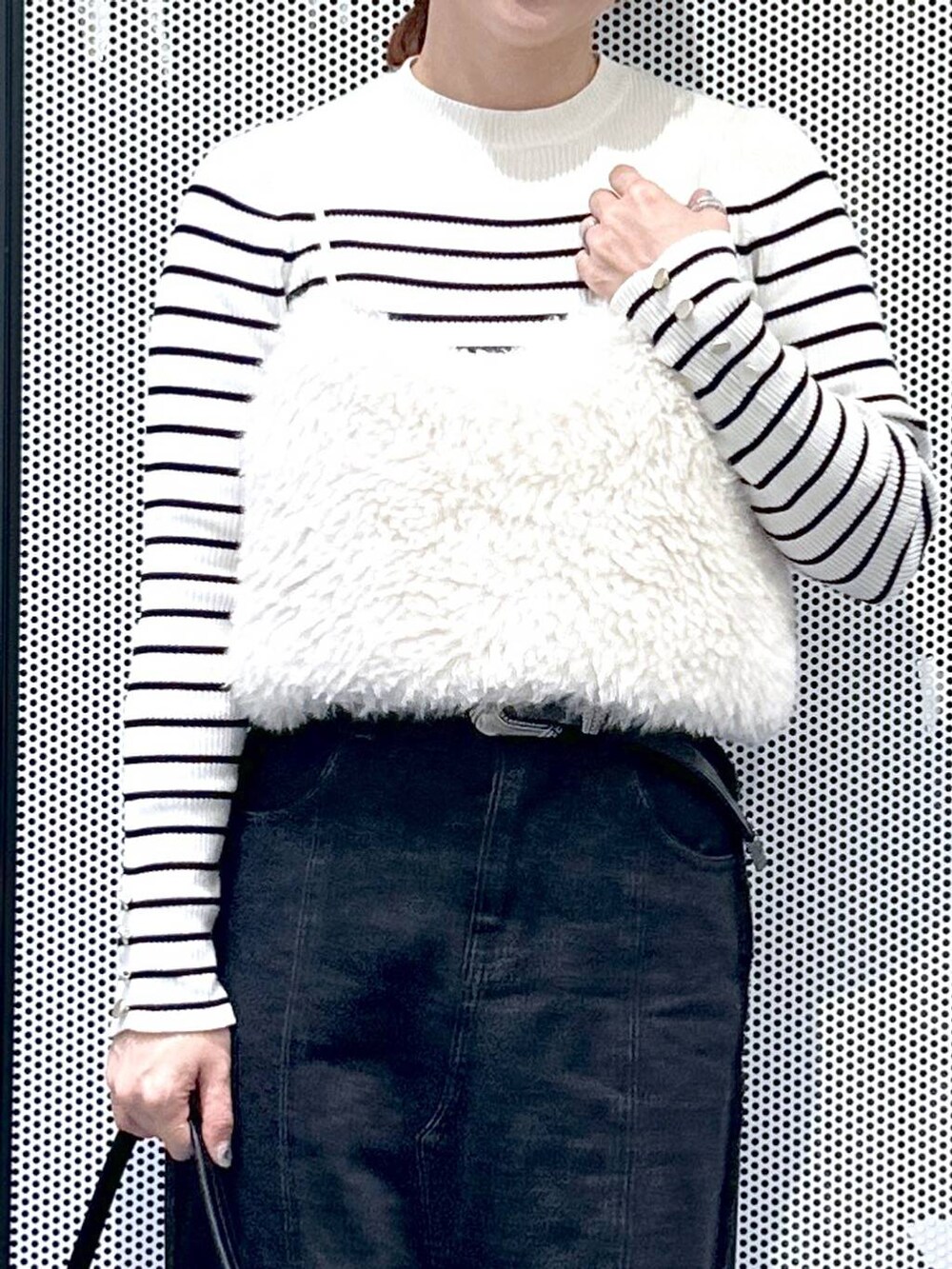 ホワイト系のニット/セーター、グレー系のスニーカー、ブラック系のショルダーバッグを着用したレディースの秋コーディネートの4枚目の写真