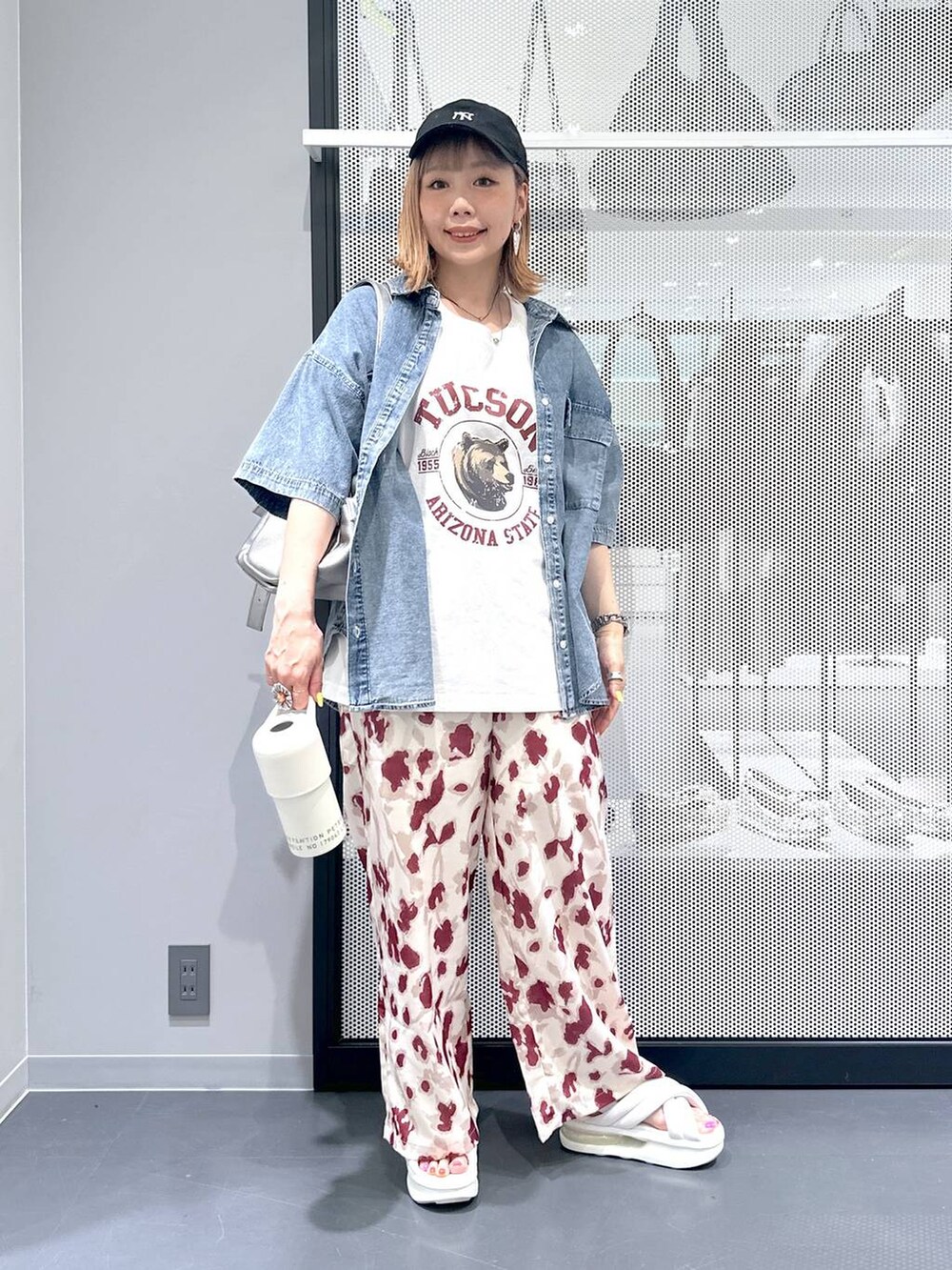 その他のショルダーバッグ、ブルー系のシャツ/ブラウス、ホワイト系のその他パンツを着用したレディースの春コーディネートの2枚目の写真