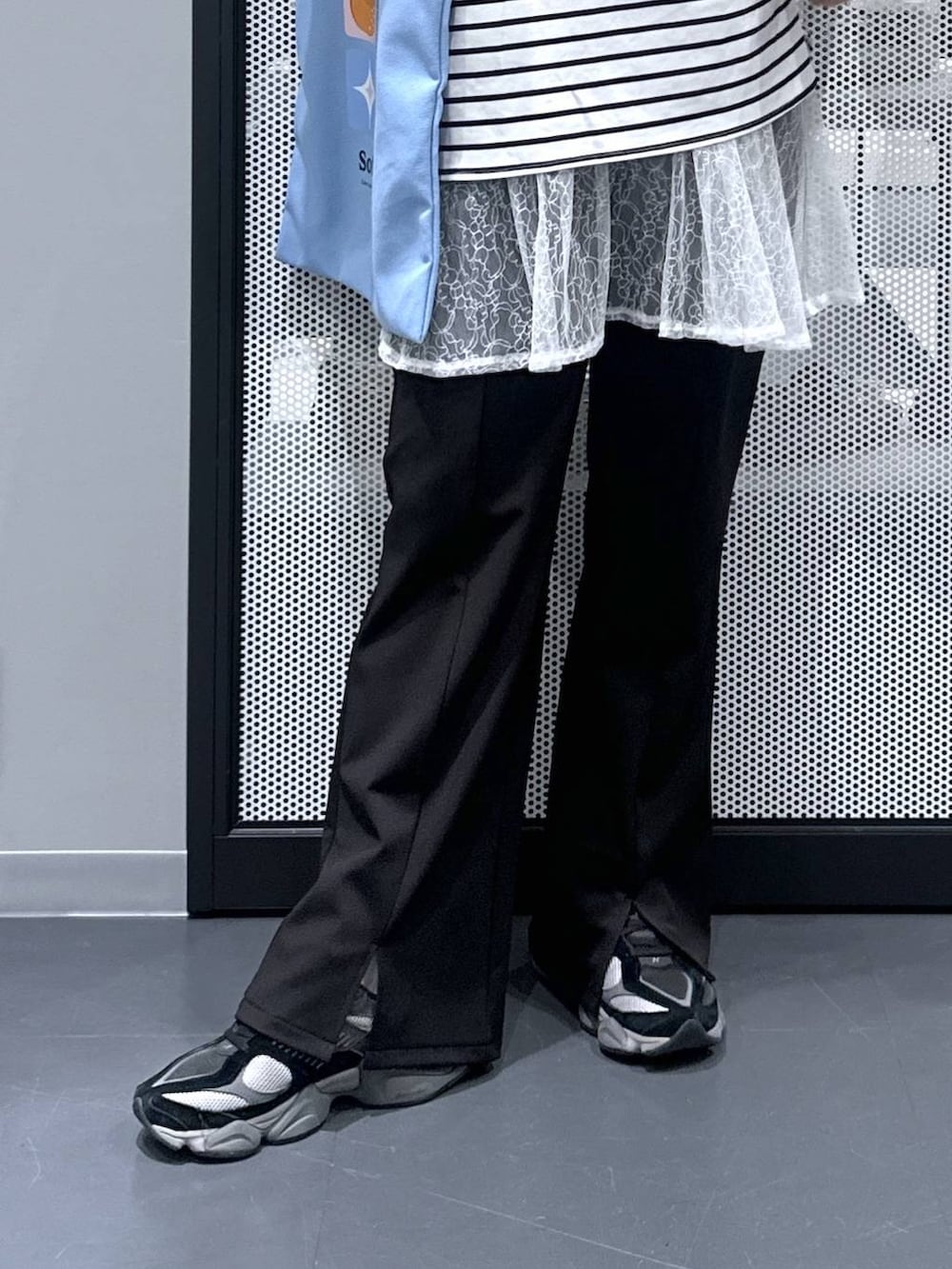 ブルー系のトートバッグ、ブラック系のその他パンツ、ホワイト系のワンピースを着用したレディースの春コーディネートの7枚目の写真