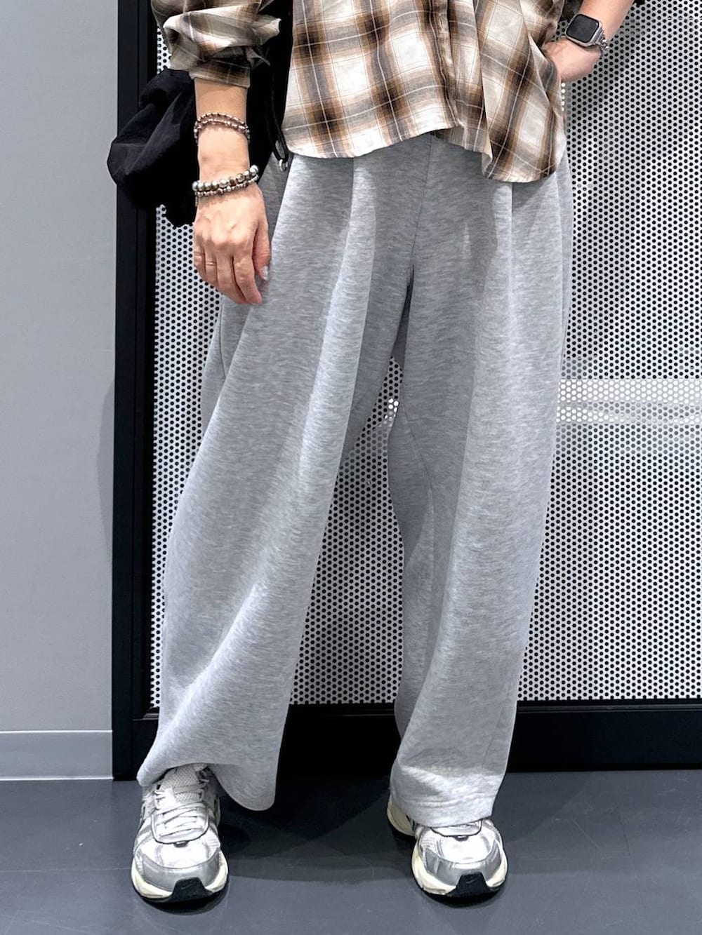 ホワイト系のタンクトップ、ブラウン系のシャツ/ブラウス、グレー系のスウェットパンツを着用したレディースの秋コーディネートの5枚目の写真