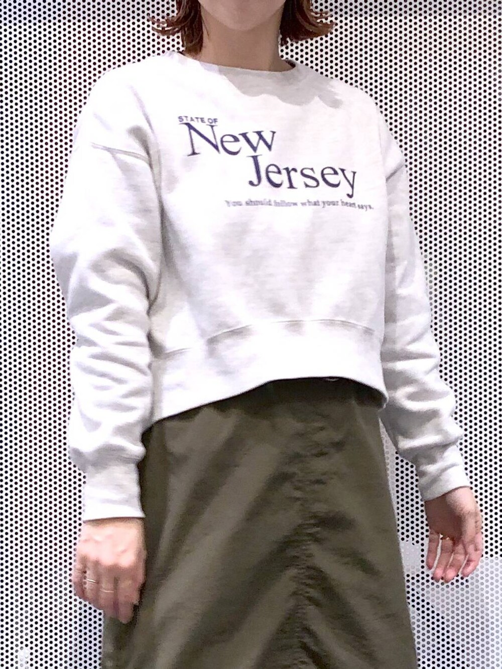 ブラック系のバックパック/リュック、グリーン系のスカート、ブラック系のベストを着用したレディースの冬コーディネートの4枚目の写真