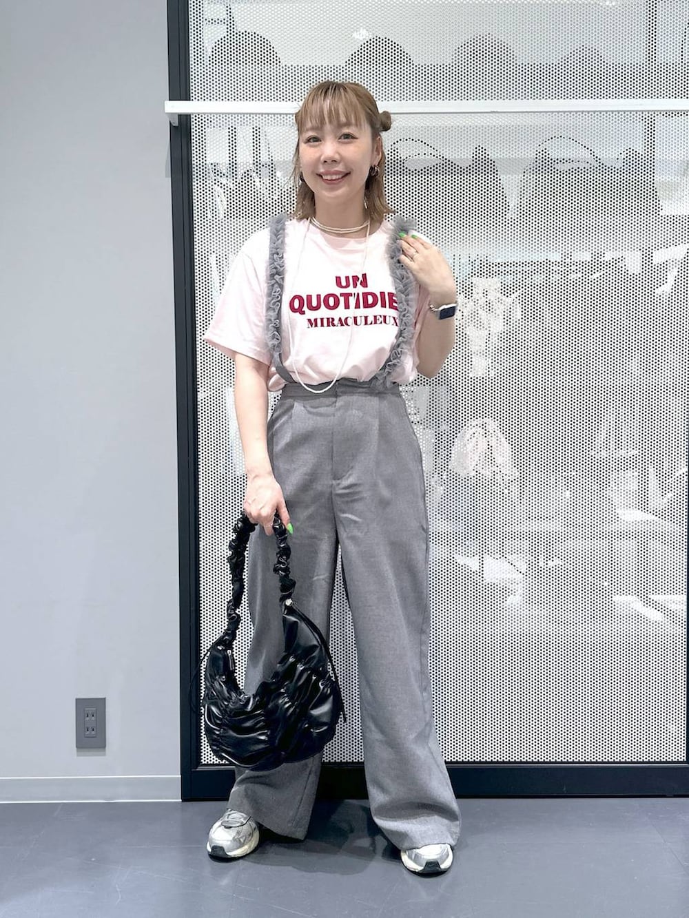 ピンク系のTシャツ/カットソー、グレー系のその他パンツ、ブラック系のショルダーバッグを着用したレディースの春コーディネートの2枚目の写真