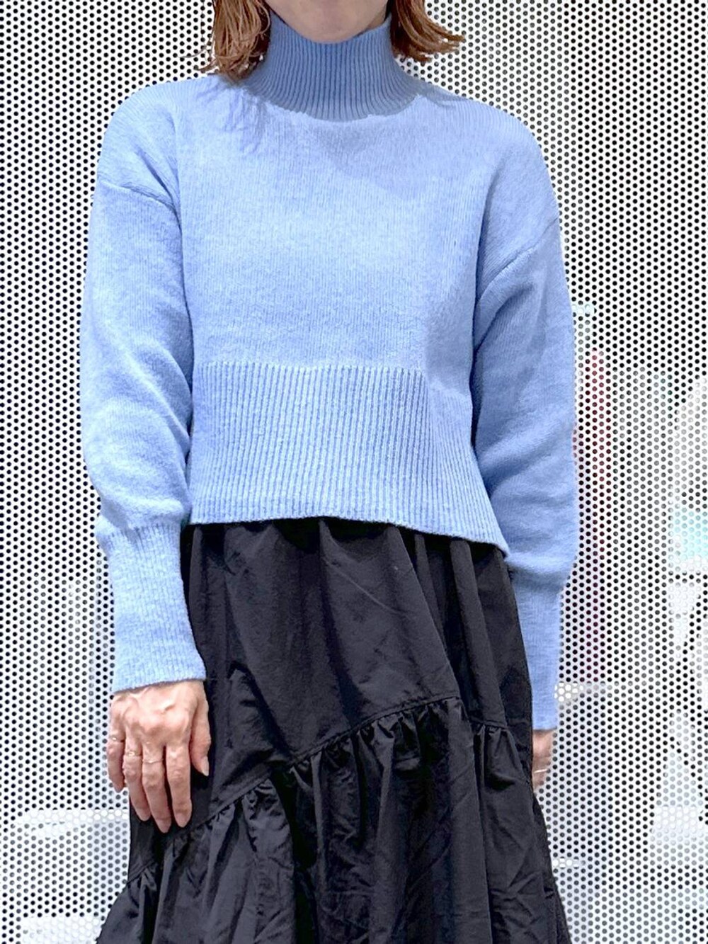 ホワイト系のショルダーバッグ、ブラック系のローファー、ベージュ系のブルゾンを着用したレディースの冬コーディネートの6枚目の写真