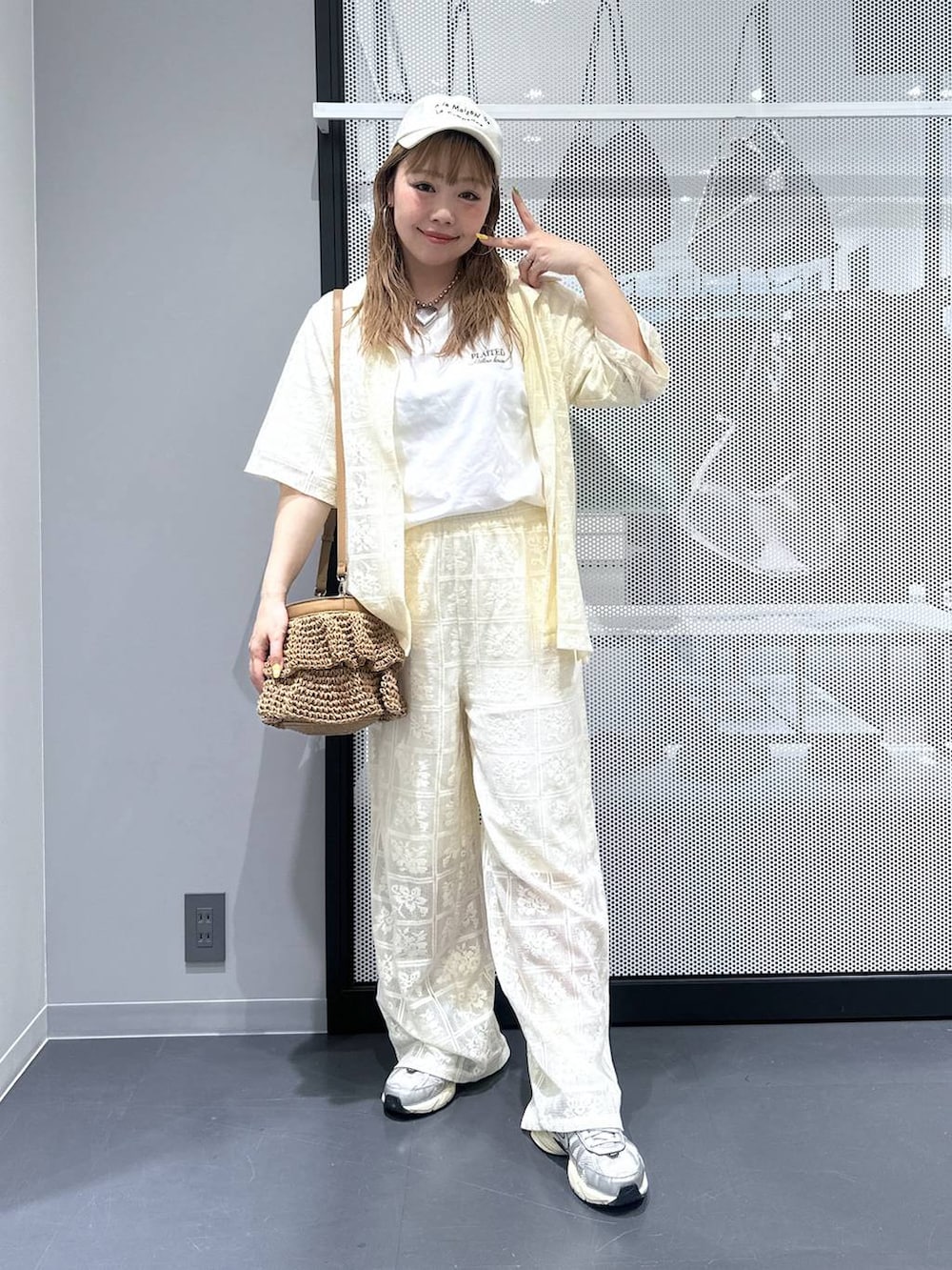 ベージュ系のショルダーバッグ、ホワイト系のTシャツ/カットソー、ベージュ系のその他パンツを着用したレディースの春コーディネートの2枚目の写真
