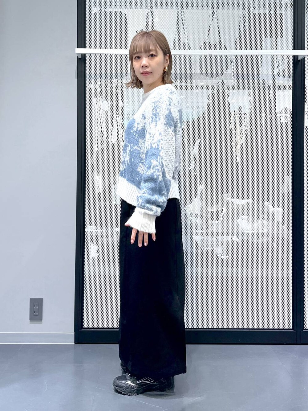 「カジュアル、差し色コーデ、着痩せ、ママコーデ、ラフ、きれいめ、ガーリー、LAKOLE、シンプル」｜「LAKOLEの【FILA/フィラ】OAKMONTTRv3 / 116967（スニーカー、グレー系）」を使った、riya.さん（レディース・158cm）の秋コーディネートの7枚目の写真