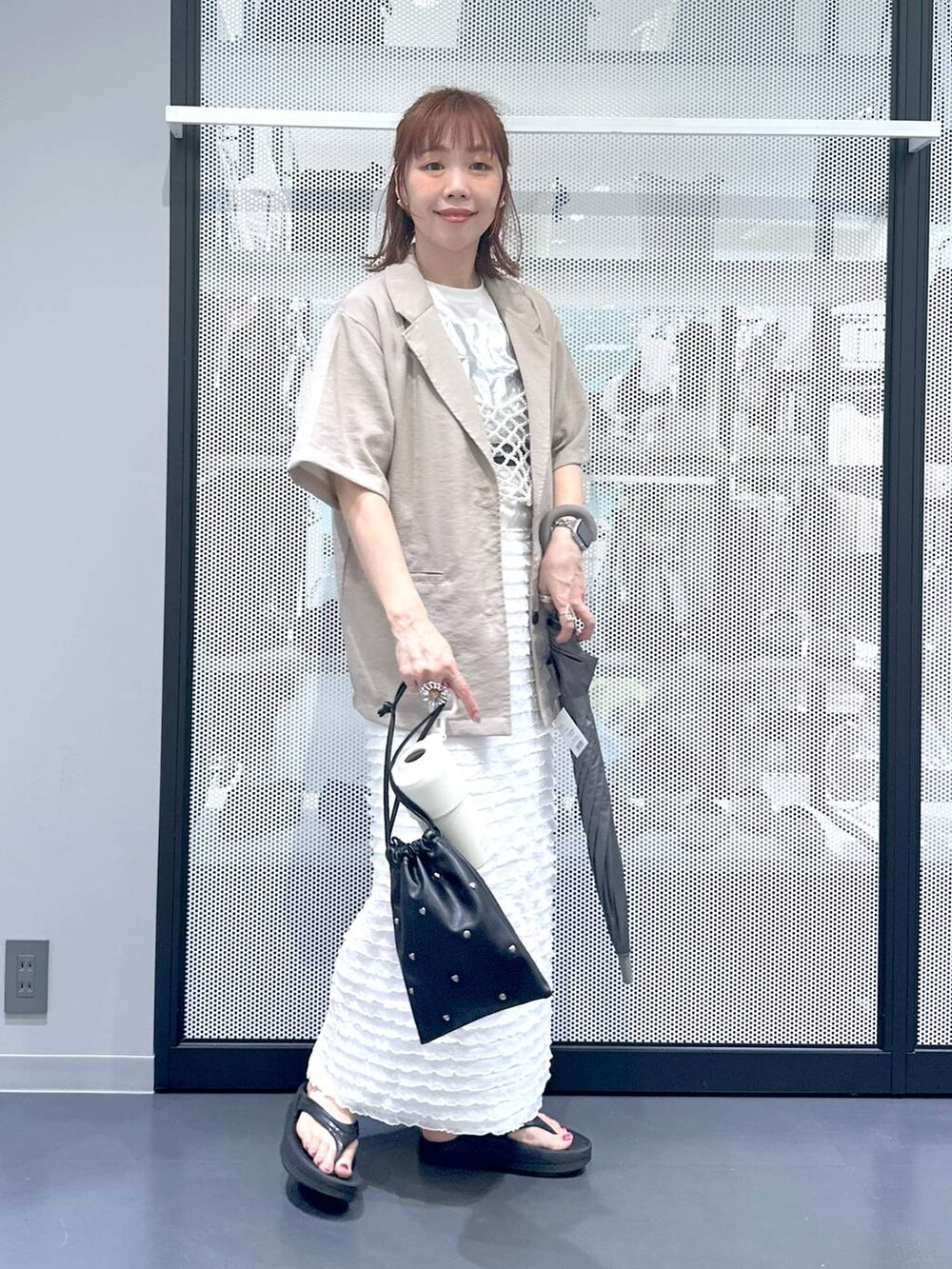 ブラック系のショルダーバッグ、ホワイト系のベスト、ホワイト系のTシャツ/カットソーを着用したレディースの夏コーディネートの8枚目の写真