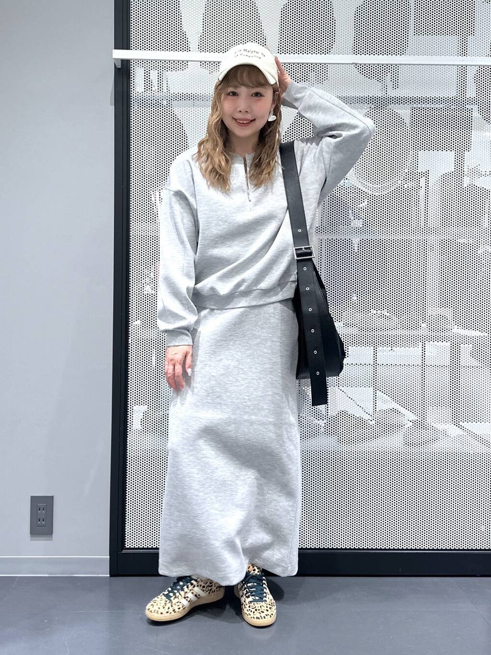 ベージュ系のその他シューズ、グレー系のスウェット、グレー系のスカートを着用したレディースの春コーディネートの6枚目の写真