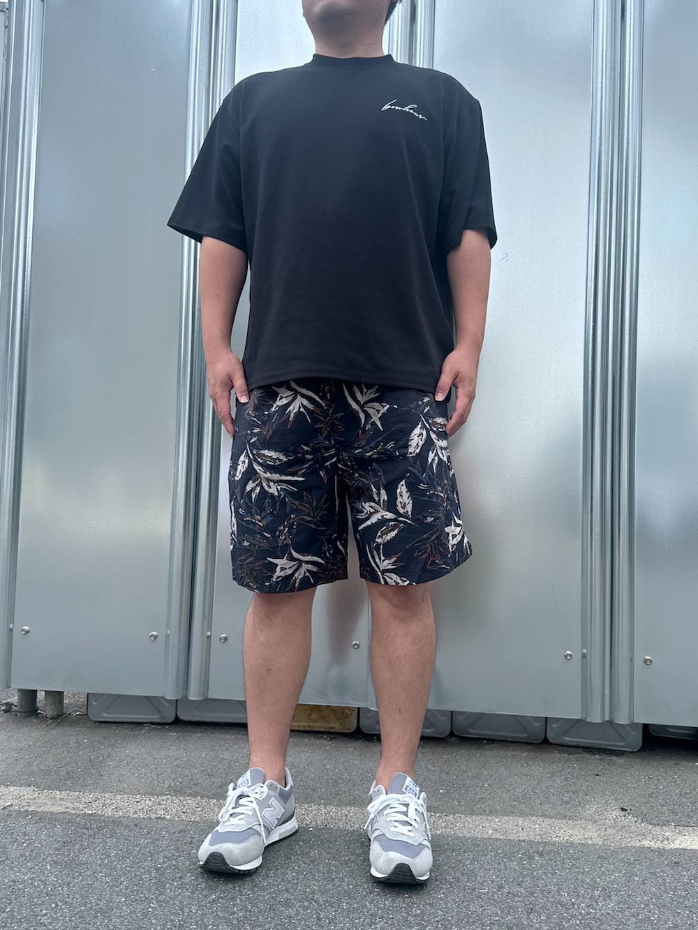 ブルー系のその他パンツ、ブラック系のTシャツ/カットソー、グレー系のスニーカーを着用したメンズの春コーディネートの2枚目の写真