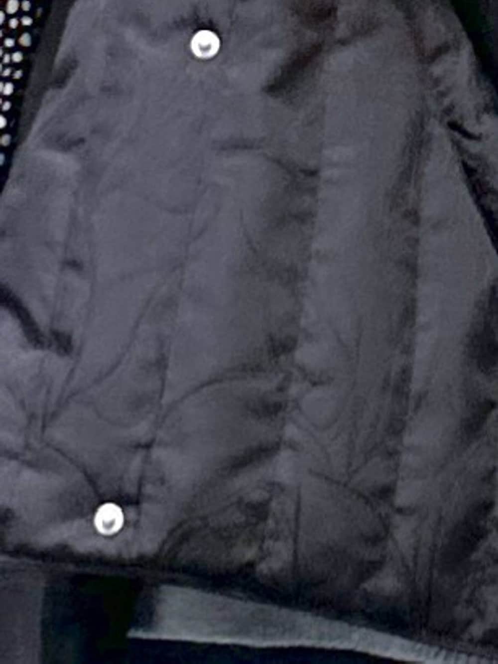 ブラック系のトートバッグ、ブラック系のブーツ、ブラック系のブルゾンを着用したレディースの冬コーディネートの6枚目の写真