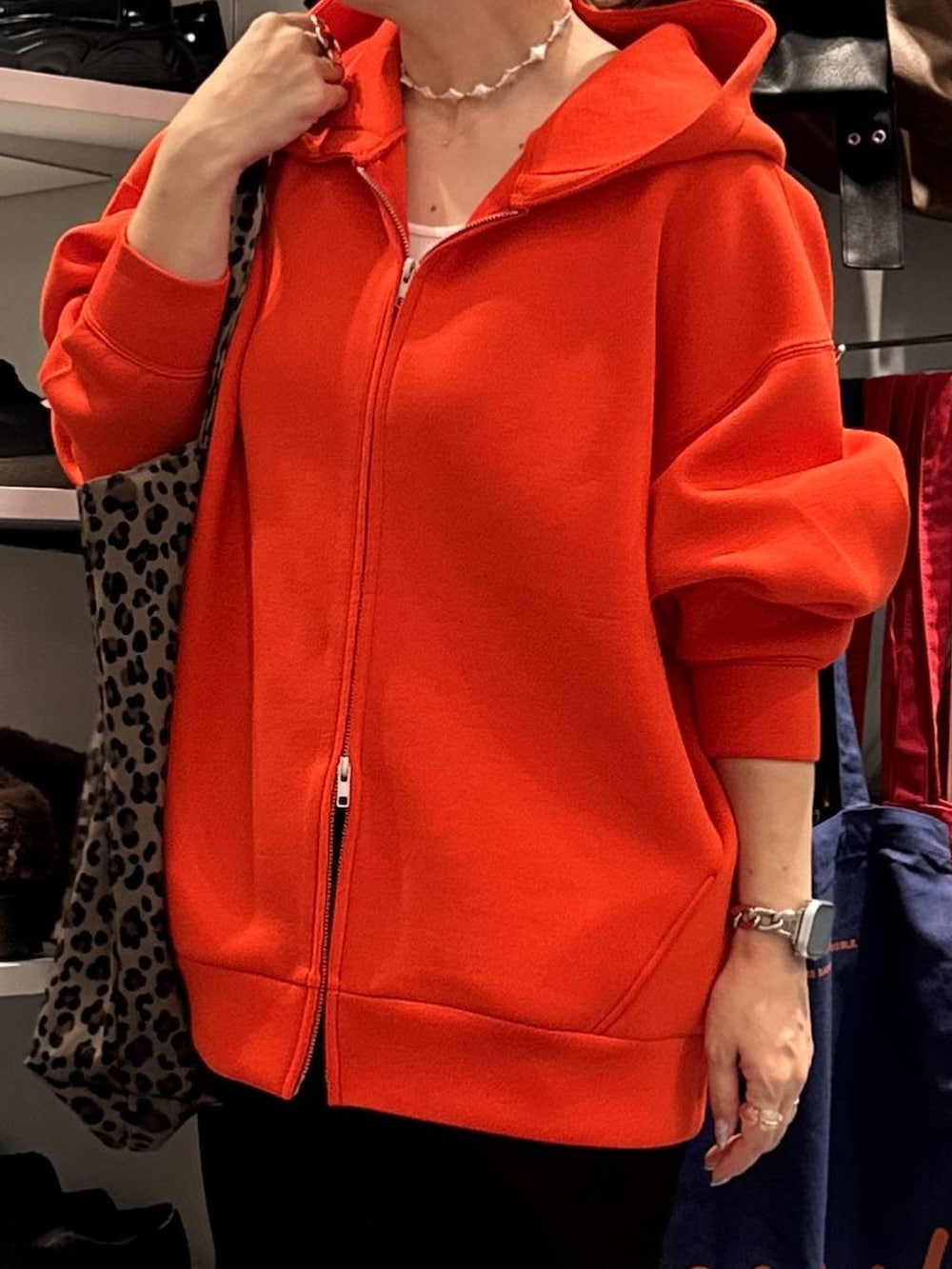 ブラック系のスカート、ベージュ系のトートバッグ、ホワイト系のタンクトップを着用したレディースの秋コーディネートの4枚目の写真