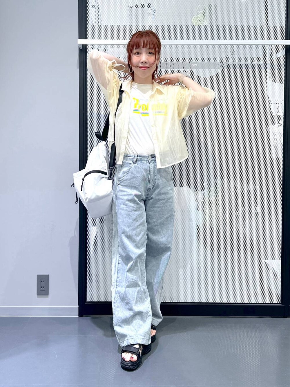 ホワイト系のショルダーバッグ、その他のサンダル、ブルー系のデニムパンツを着用したレディースの夏コーディネートの2枚目の写真