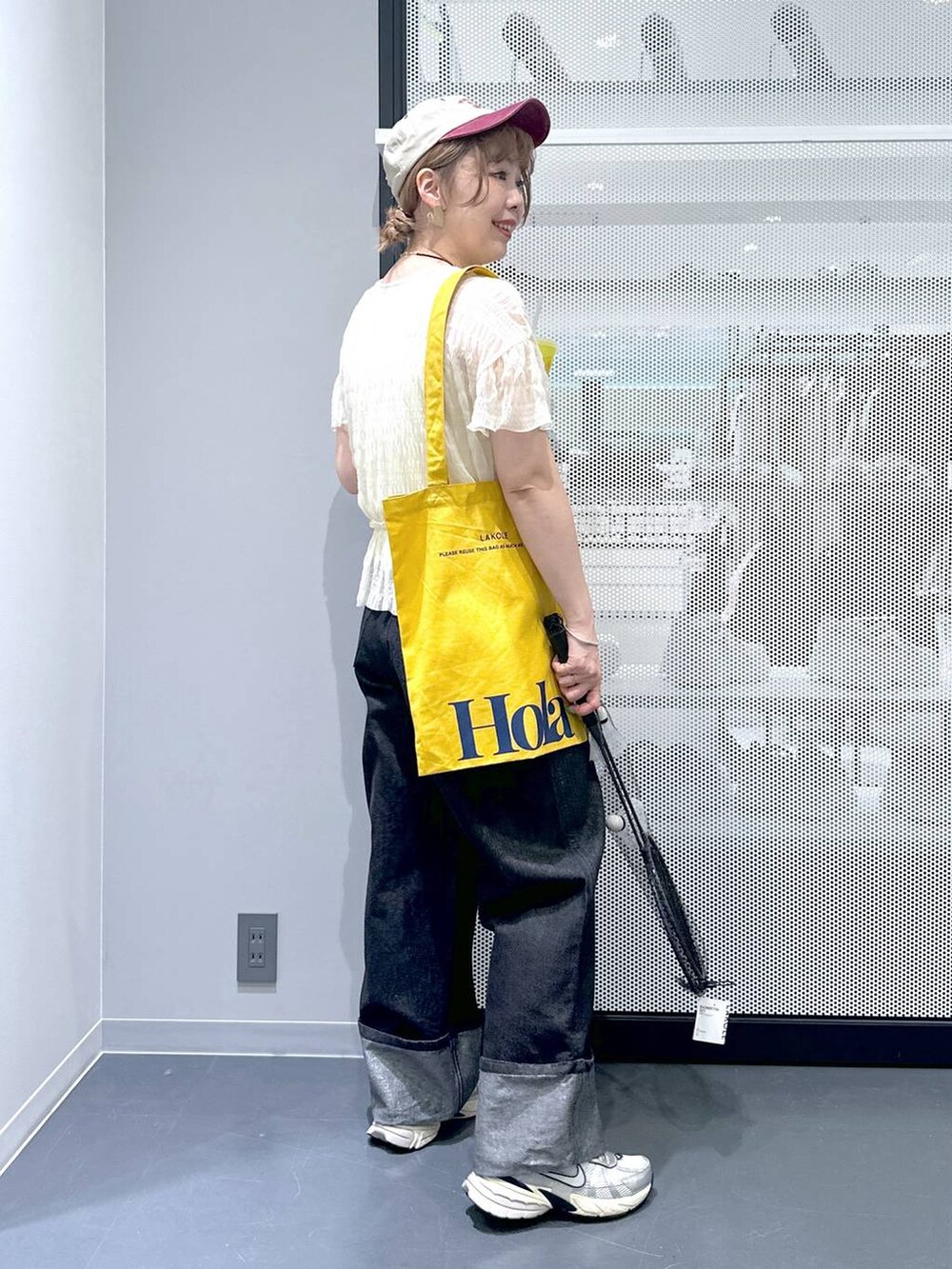 ホワイト系のカーディガン/ボレロ、ブラック系のデニムパンツ、イエロー系のトートバッグを着用したレディースの春コーディネートの3枚目の写真