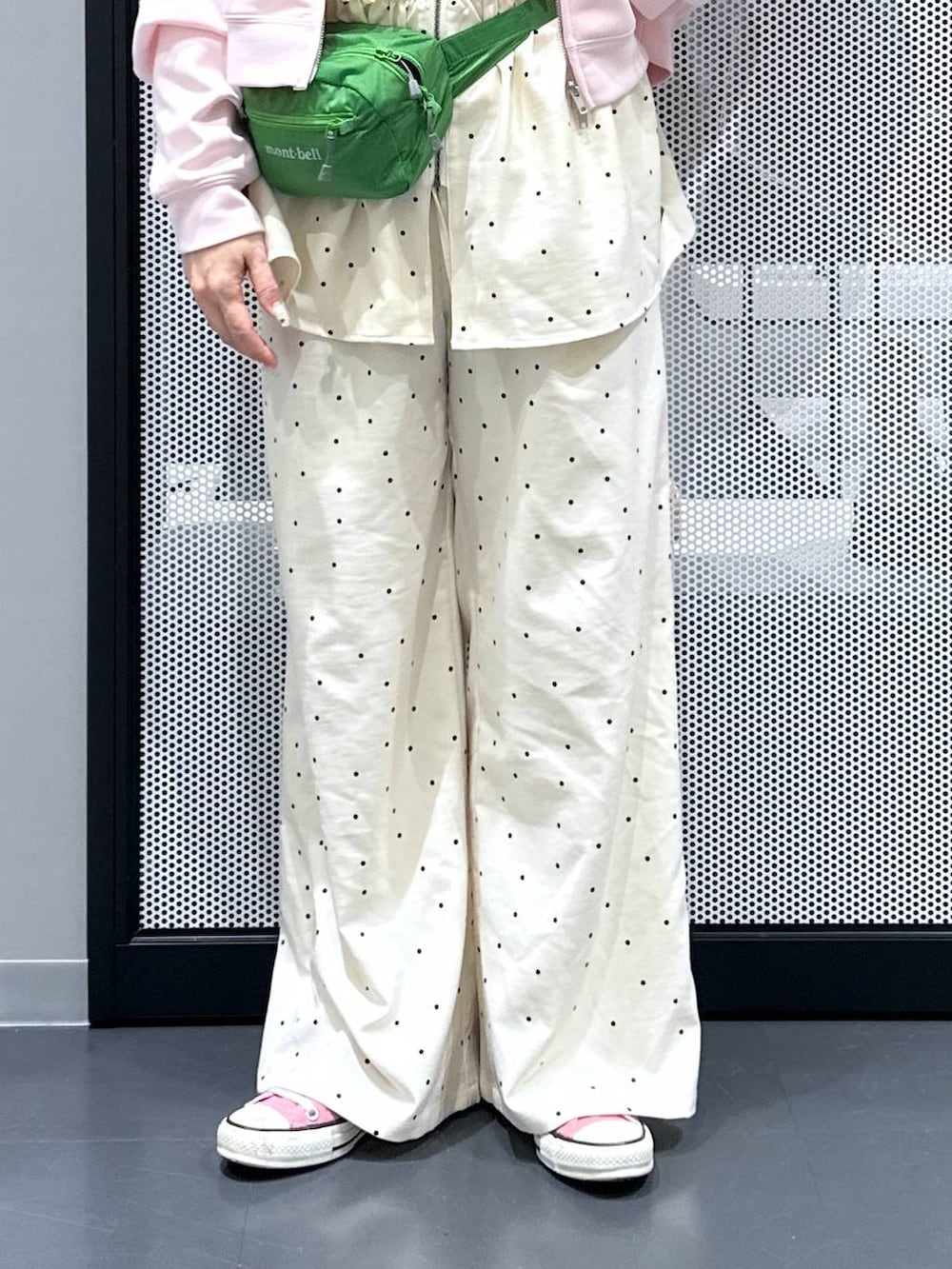 ホワイト系のTシャツ/カットソー、ピンク系のパーカー、その他のピアス（両耳用）を着用したレディースの春コーディネートの4枚目の写真