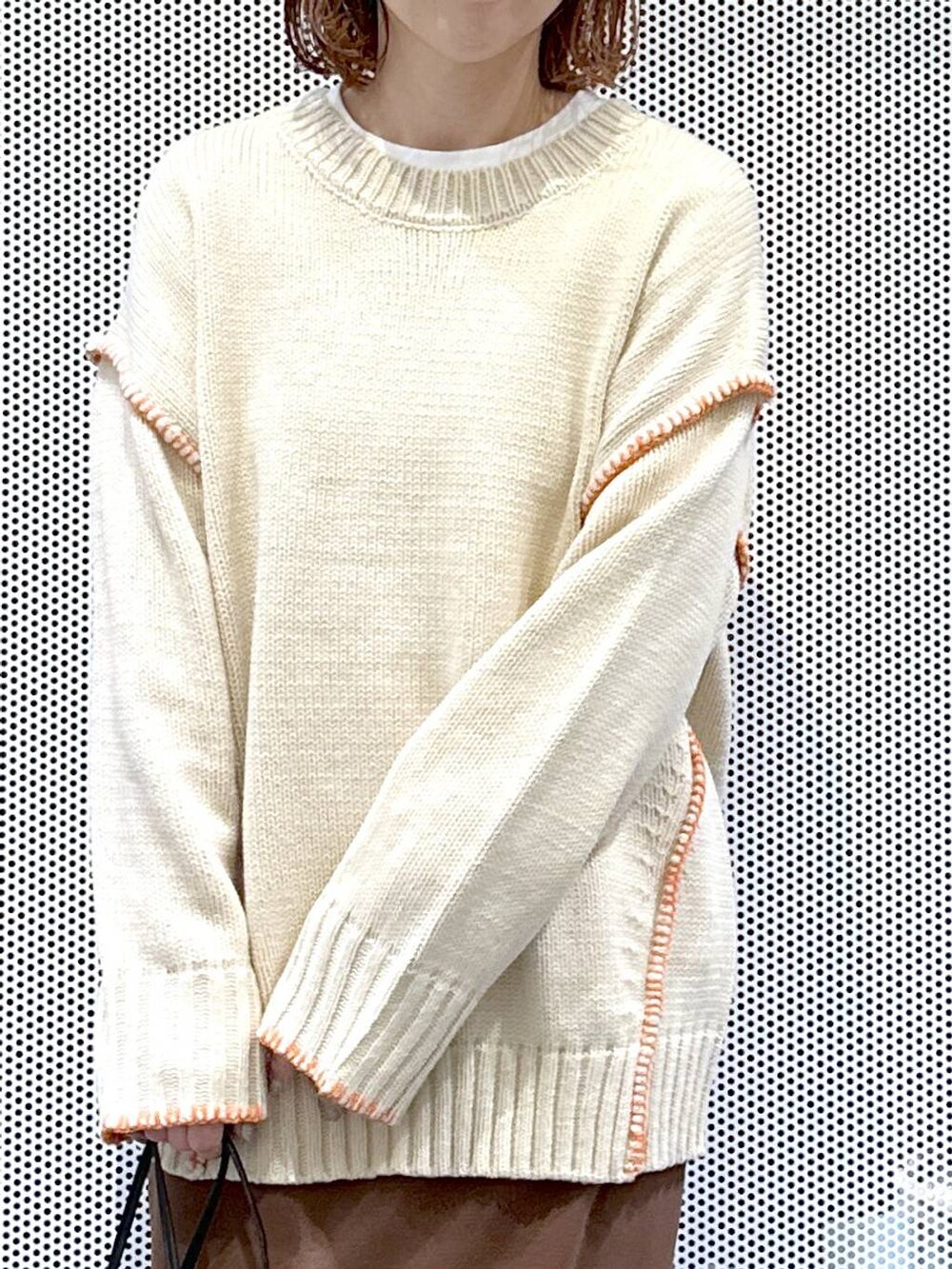 ホワイト系のブルゾン、その他のショルダーバッグ、ブラック系のブーツを着用したレディースの冬コーディネートの7枚目の写真