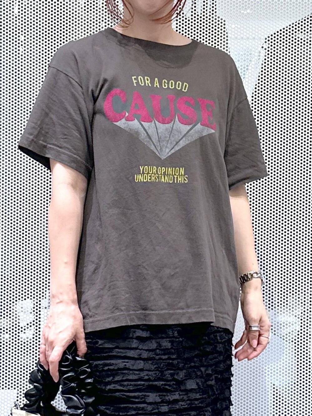 グレー系のTシャツ/カットソー、ブラック系のスカート、ホワイト系のショルダーバッグを着用したレディースの夏コーディネートの5枚目の写真