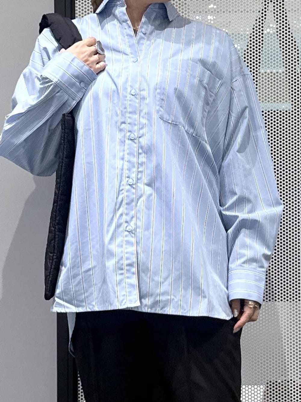 ブルー系のシャツ/ブラウス、ブラック系のその他パンツ、その他のピアス(両耳用)を着用したレディースの秋コーディネートの4枚目の写真