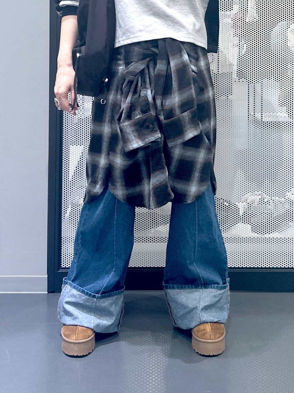 ブラック系のショルダーバッグ、ブルー系のデニムパンツ、ブルー系のシャツ/ブラウスを着用したレディースの秋コーディネートの7枚目の写真