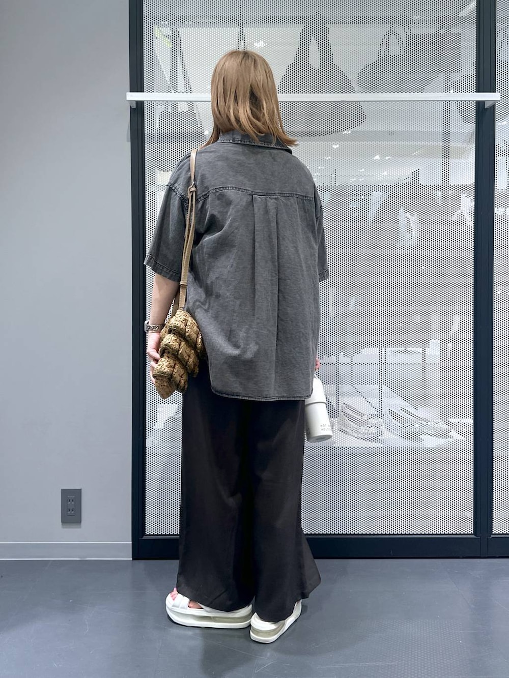 ベージュ系のショルダーバッグ、ブラック系のシャツ/ブラウス、ブラック系のつなぎ/オールインワンを着用したレディースの春コーディネートの3枚目の写真