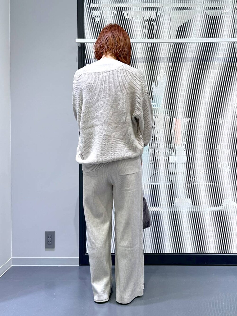 ブラウン系のスニーカー、グレー系のカーディガン/ボレロ、グレー系のその他パンツを着用したレディースの秋コーディネートの3枚目の写真