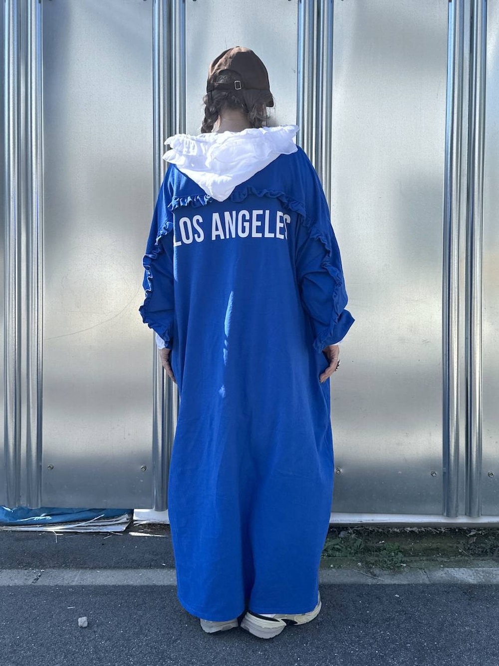 ブルー系のワンピース、ホワイト系のシャツ/ブラウス、その他のピアス（両耳用）を着用したレディースの秋コーディネートの2枚目の写真