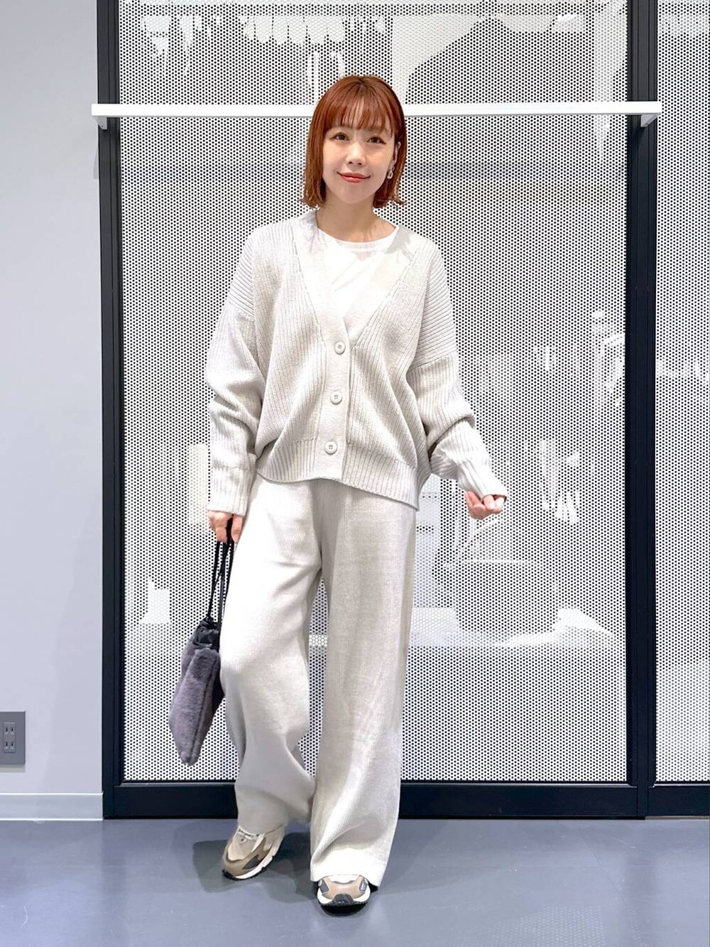 ブラウン系のスニーカー、グレー系のカーディガン/ボレロ、グレー系のその他パンツを着用したレディースの秋コーディネートの7枚目の写真