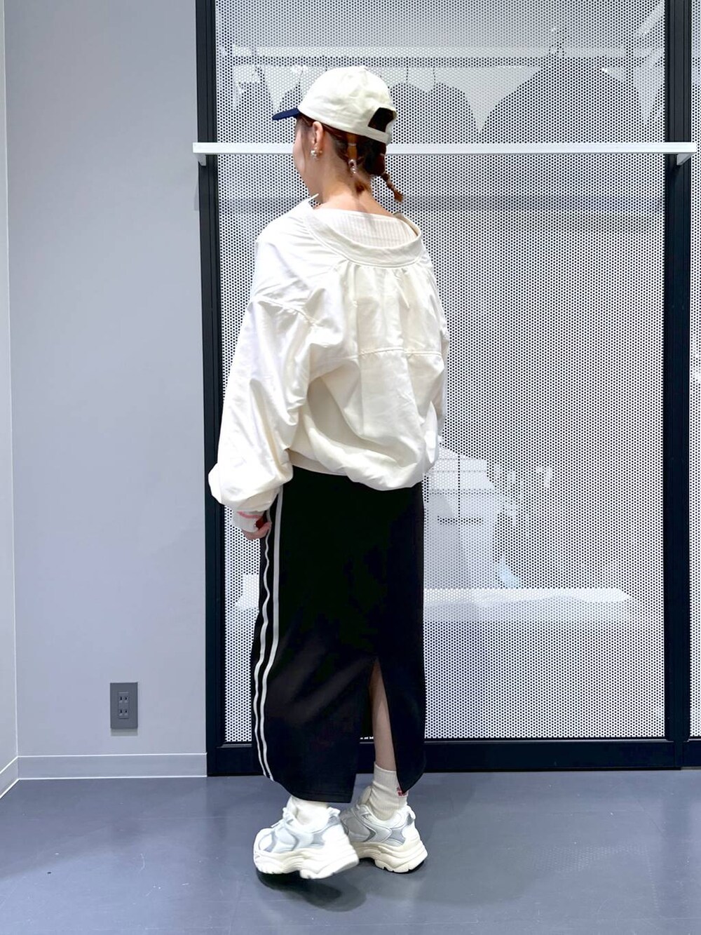 ブラック系のスカート、ベージュ系のMA-1、ピンク系のニット/セーターを着用したレディースの冬コーディネートの5枚目の写真