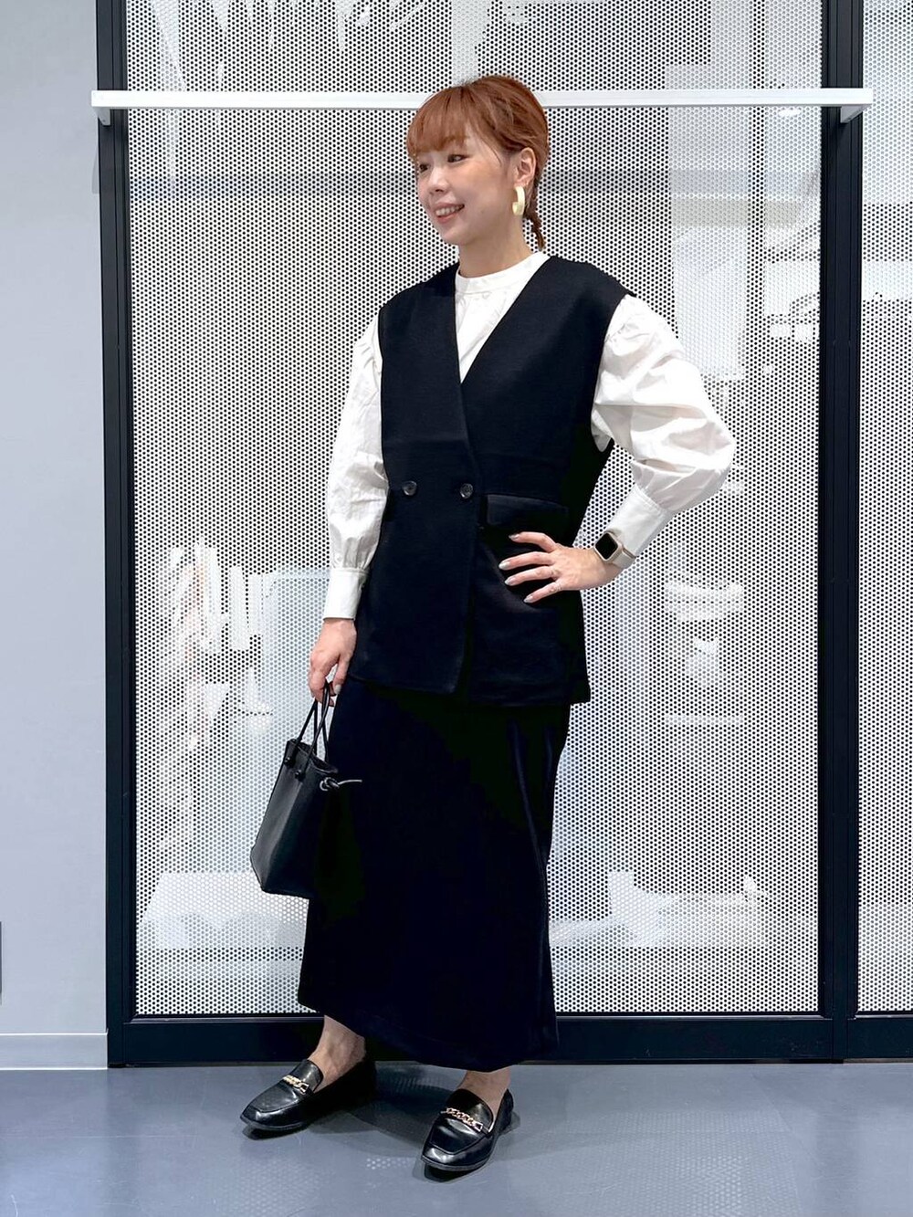 ホワイト系のシャツ/ブラウス、ブラック系のショルダーバッグ、ブラック系のローファーを着用したレディースの冬コーディネートの7枚目の写真