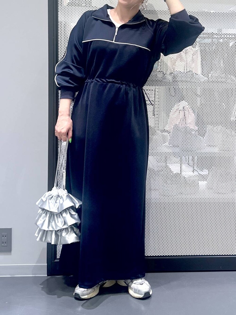 シルバー系のショルダーバッグ、ブルー系のワンピース、シルバー系のデジタル腕時計を着用したレディースの春コーディネートの4枚目の写真