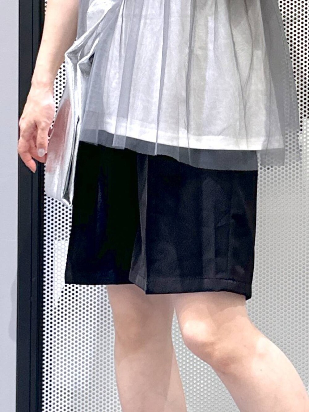 シルバー系のショルダーバッグ、その他のサンダル、ブラック系のその他パンツを着用したレディースの夏コーディネートの7枚目の写真