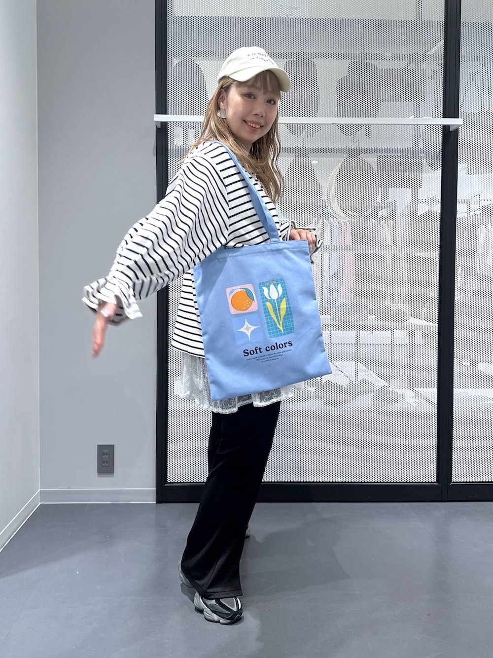 ブルー系のトートバッグ、ブラック系のその他パンツ、ホワイト系のワンピースを着用したレディースの春コーディネートの3枚目の写真