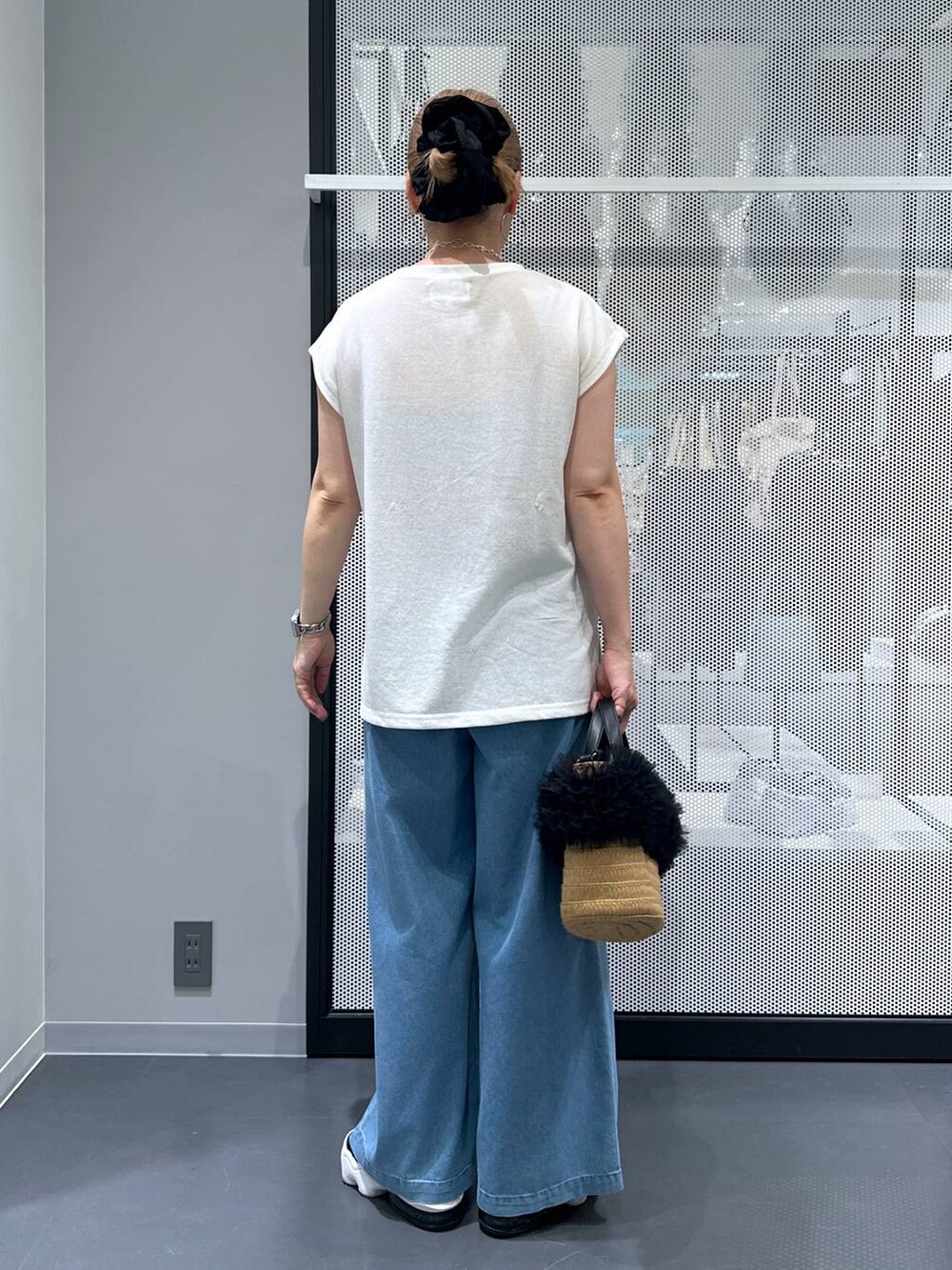 ベージュ系のショルダーバッグ、ブルー系のデニムパンツ、ホワイト系のTシャツ/カットソーを着用したレディースの夏コーディネートの5枚目の写真