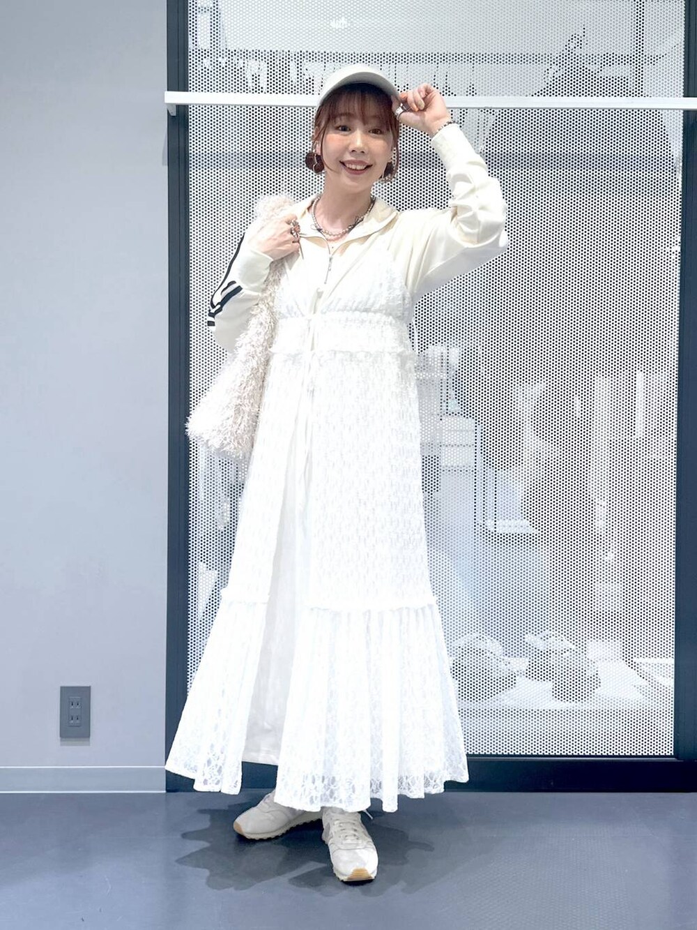 ホワイト系のスニーカー、ホワイト系のワンピース、ベージュ系のショルダーバッグを着用したレディースの秋コーディネートの2枚目の写真