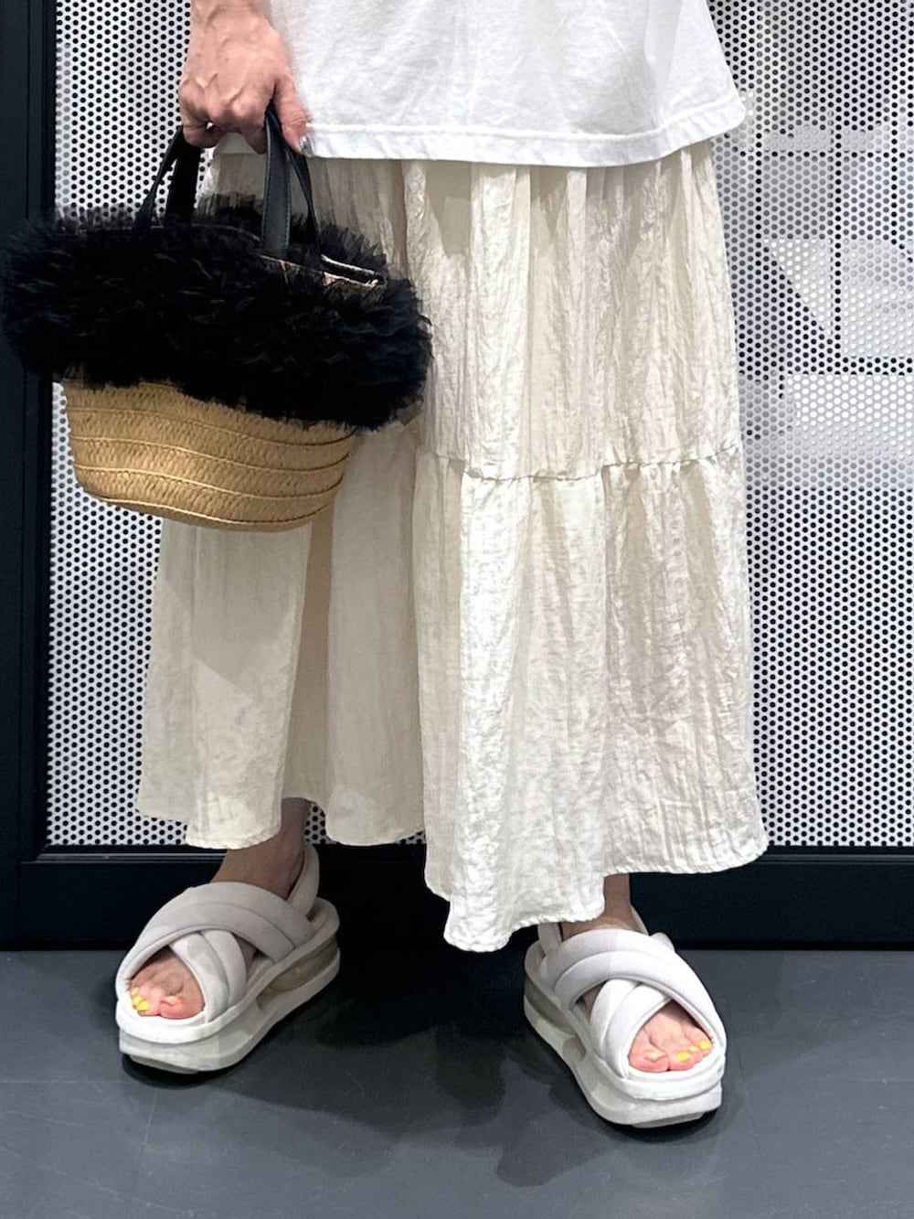 ホワイト系のTシャツ/カットソー、ベージュ系のショルダーバッグ、ホワイト系のスカートを着用したレディースの夏コーディネートの4枚目の写真